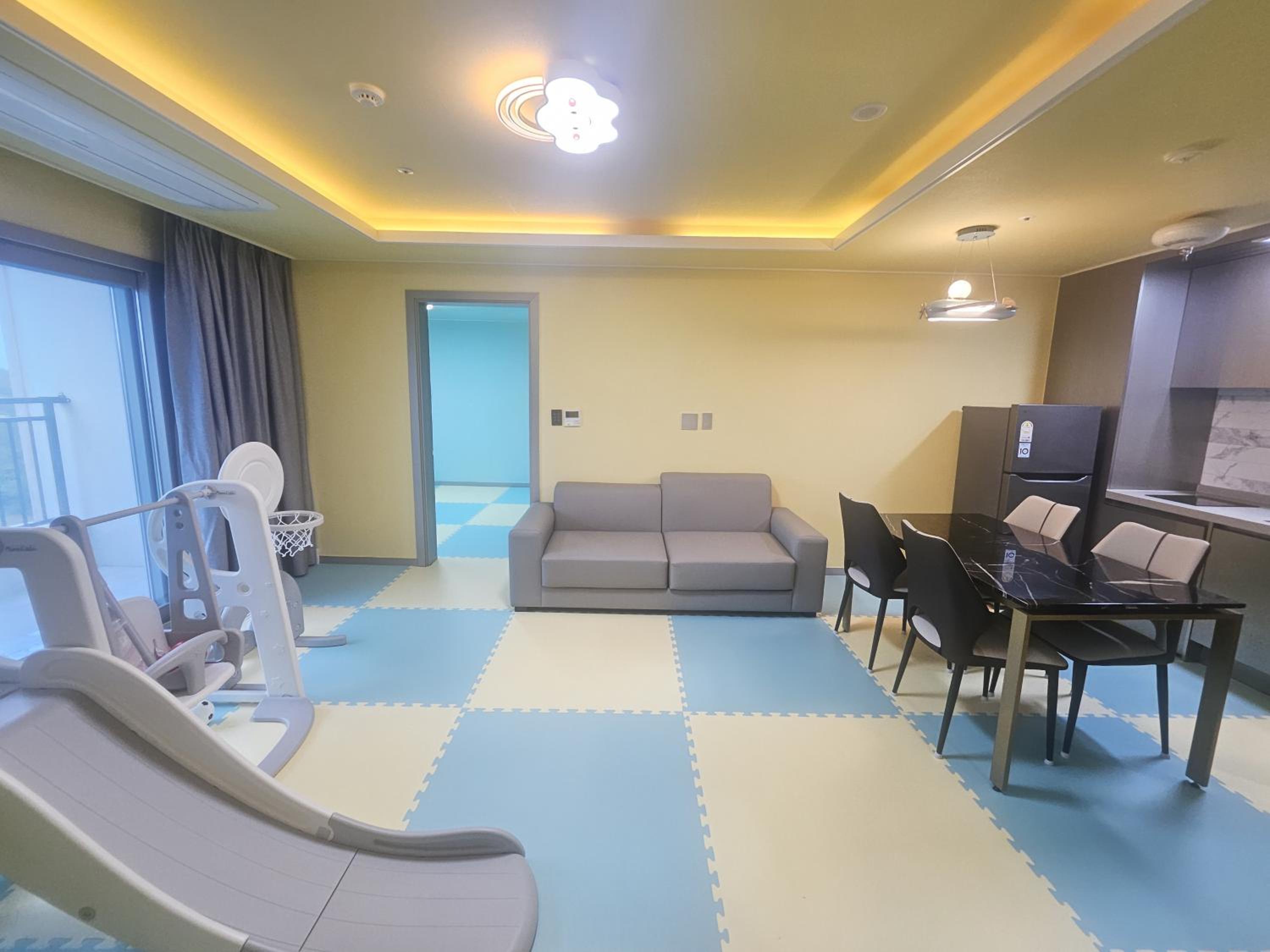 Standard Family Room - Photo 11