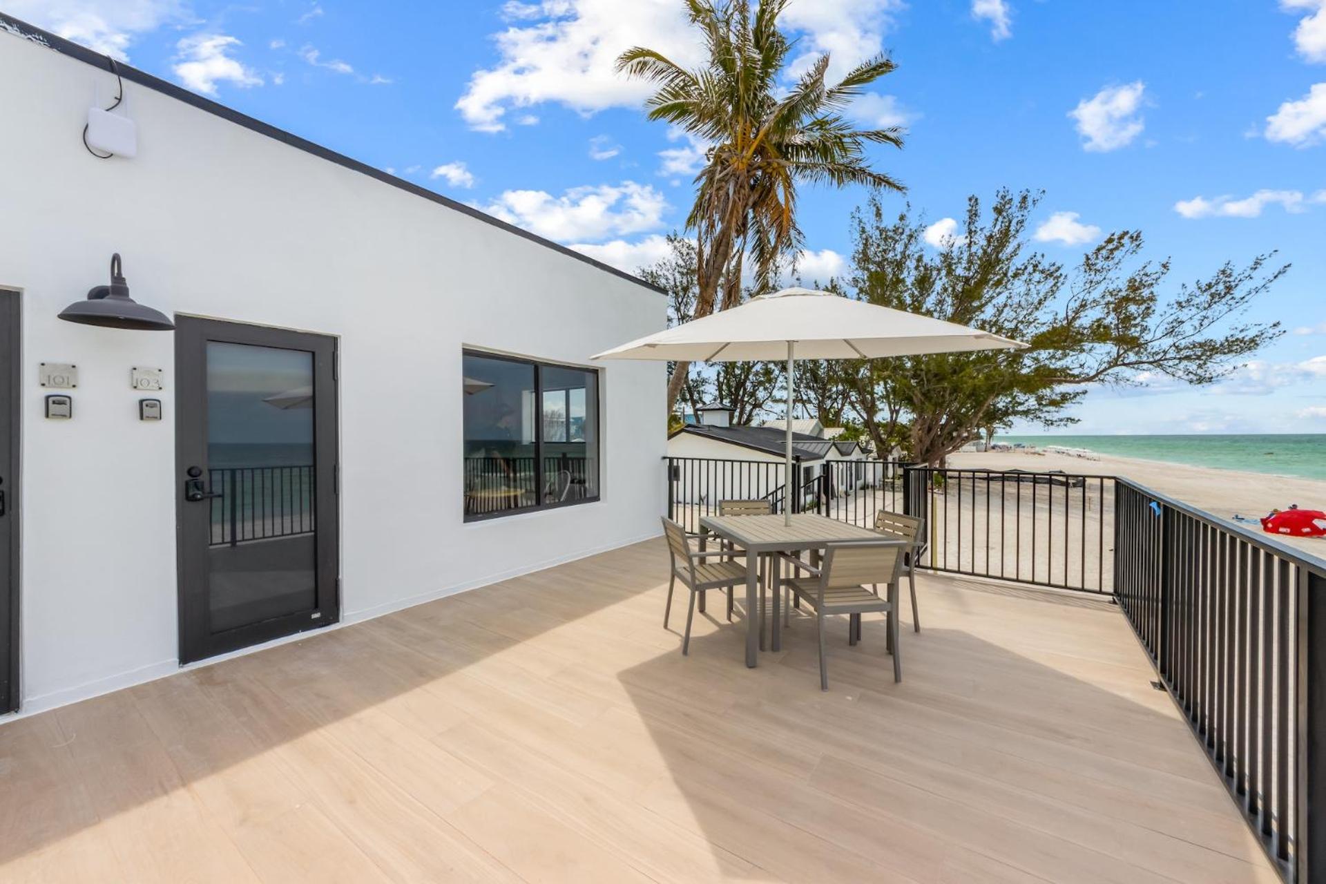 Beachfront Luxury King Suite photo 3