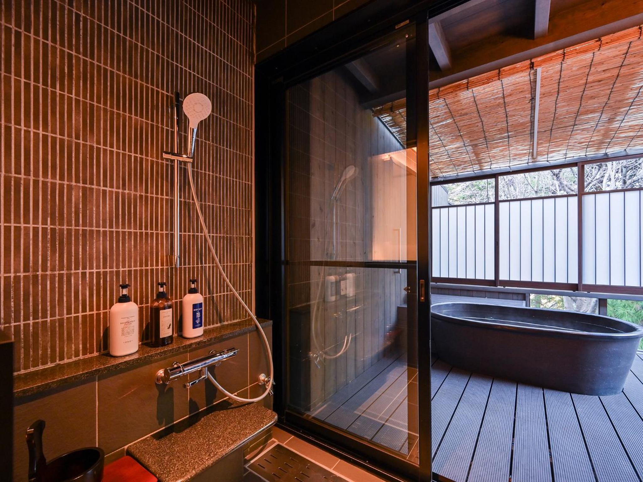 Twin Room with Private Bathroom photo 3