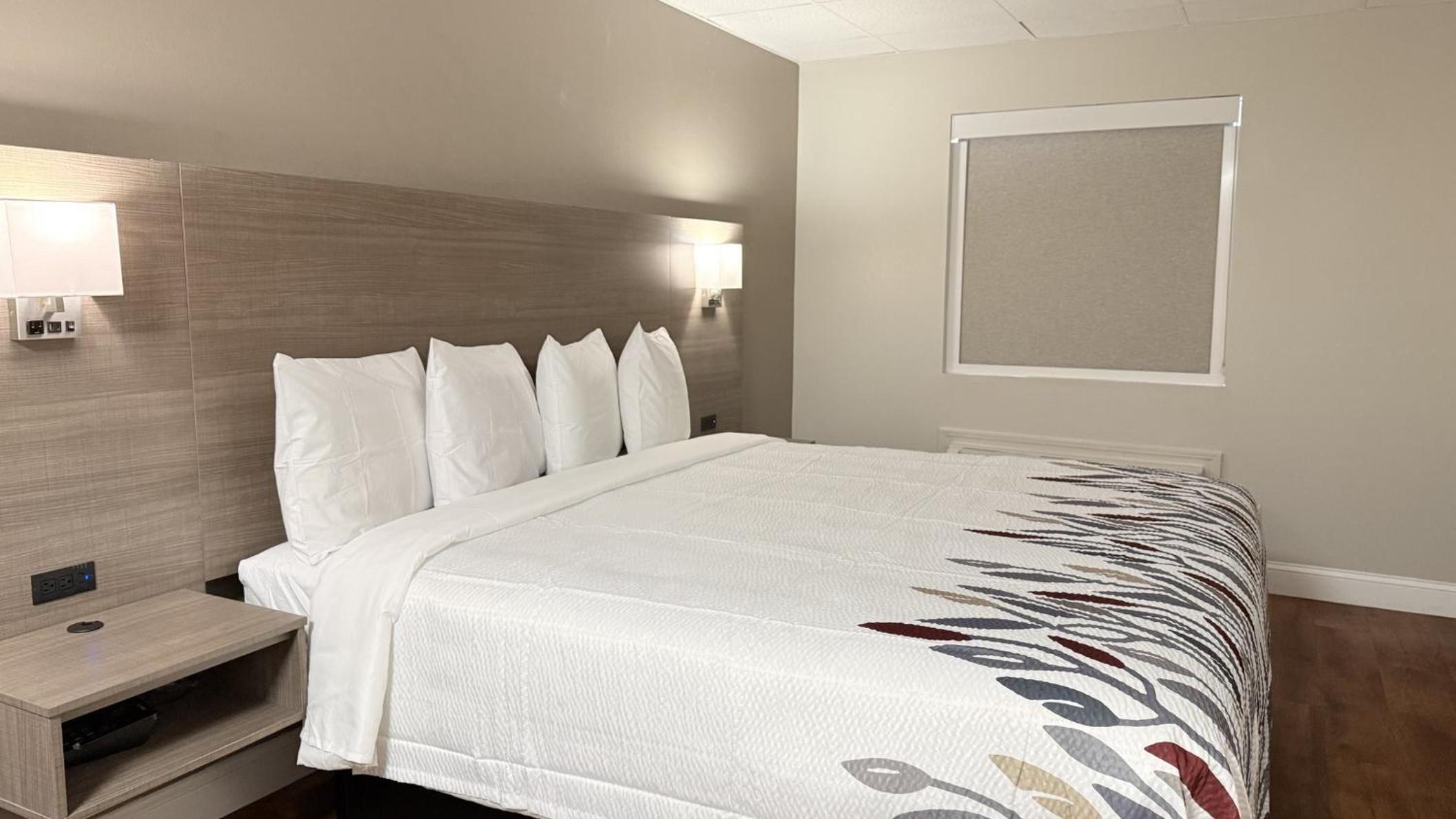 Superior King Room with Sofa Bed - Non-Smoking photo 3