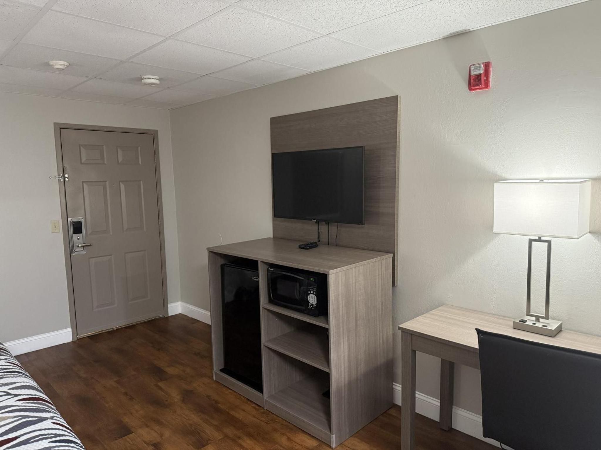 Deluxe Room with Two Queen Beds Smoking photo 3
