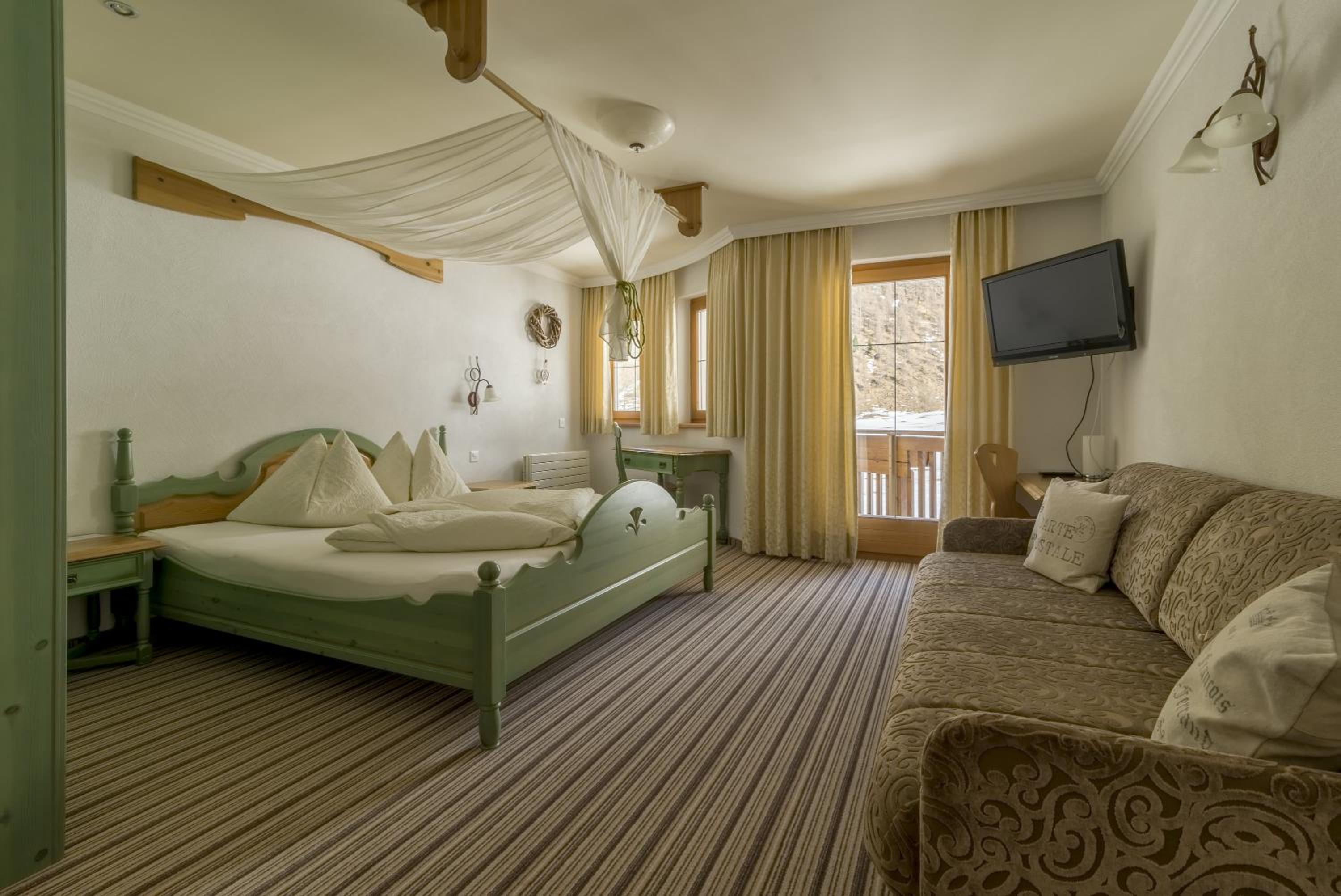 Double Room with Bathtub and Balcony photo 3