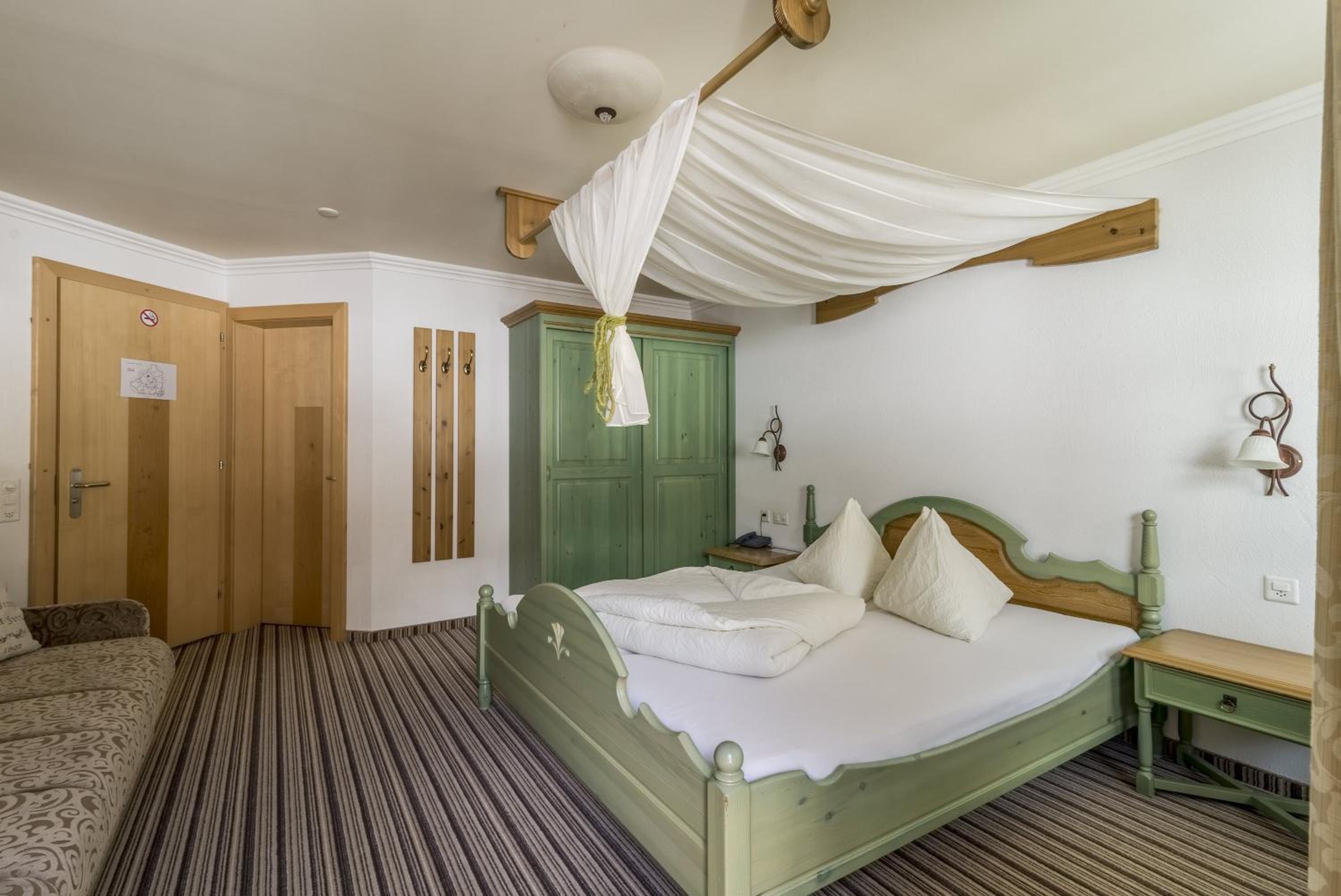 Double Room with Bathtub and Balcony photo 2