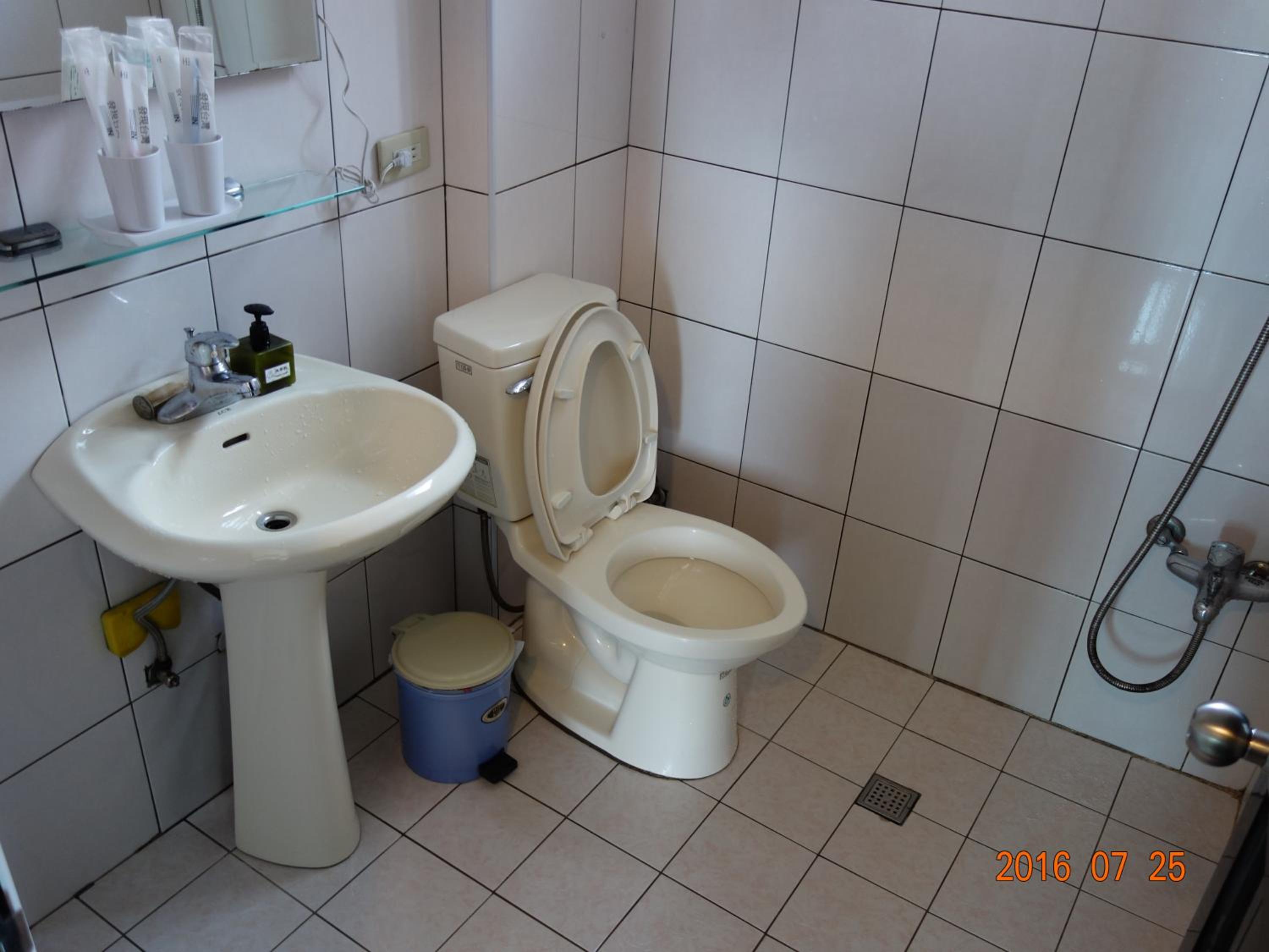 Standard Twin Room - Photo 4