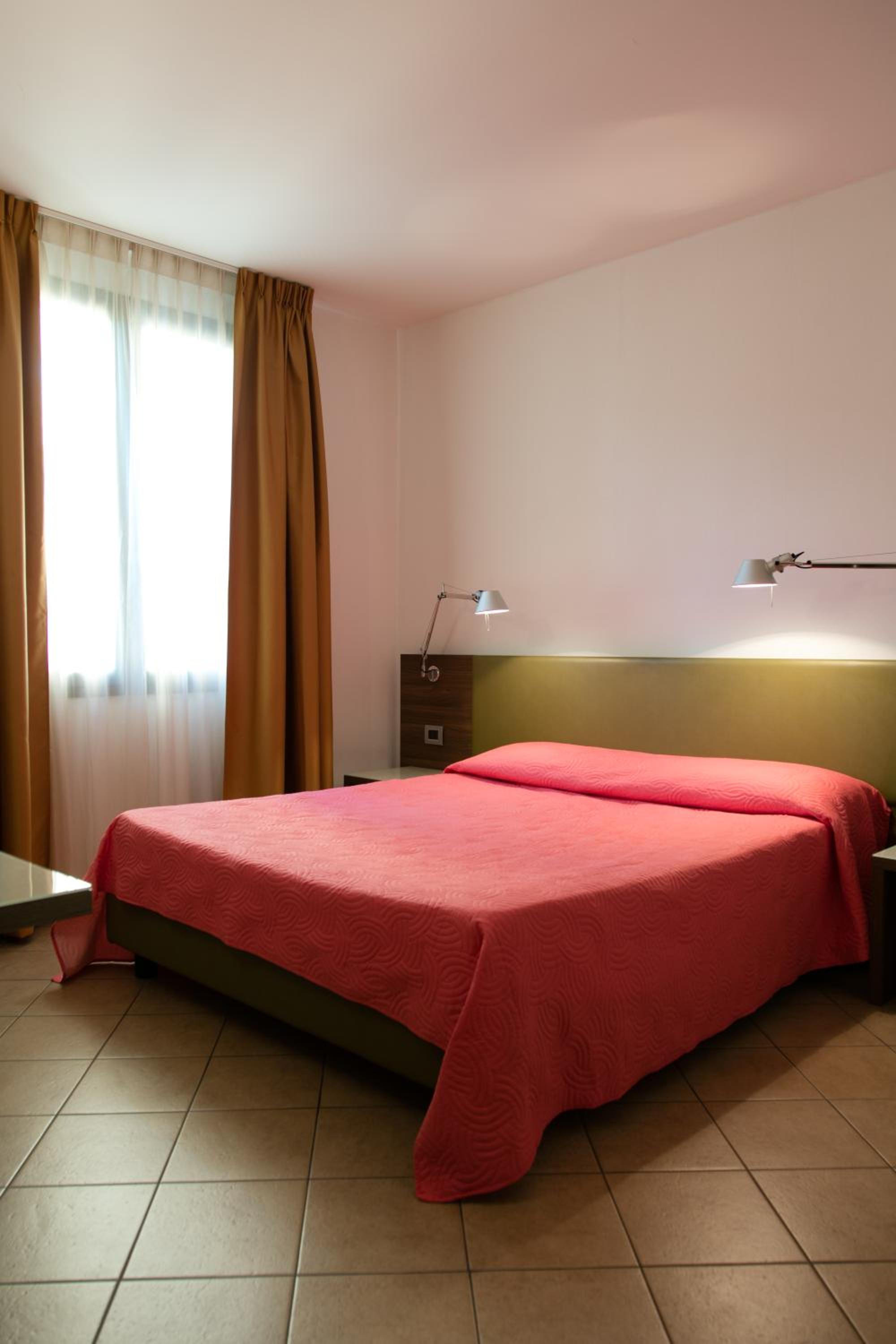 One-Bedroom Apartment (4 Adults) - Photo 2