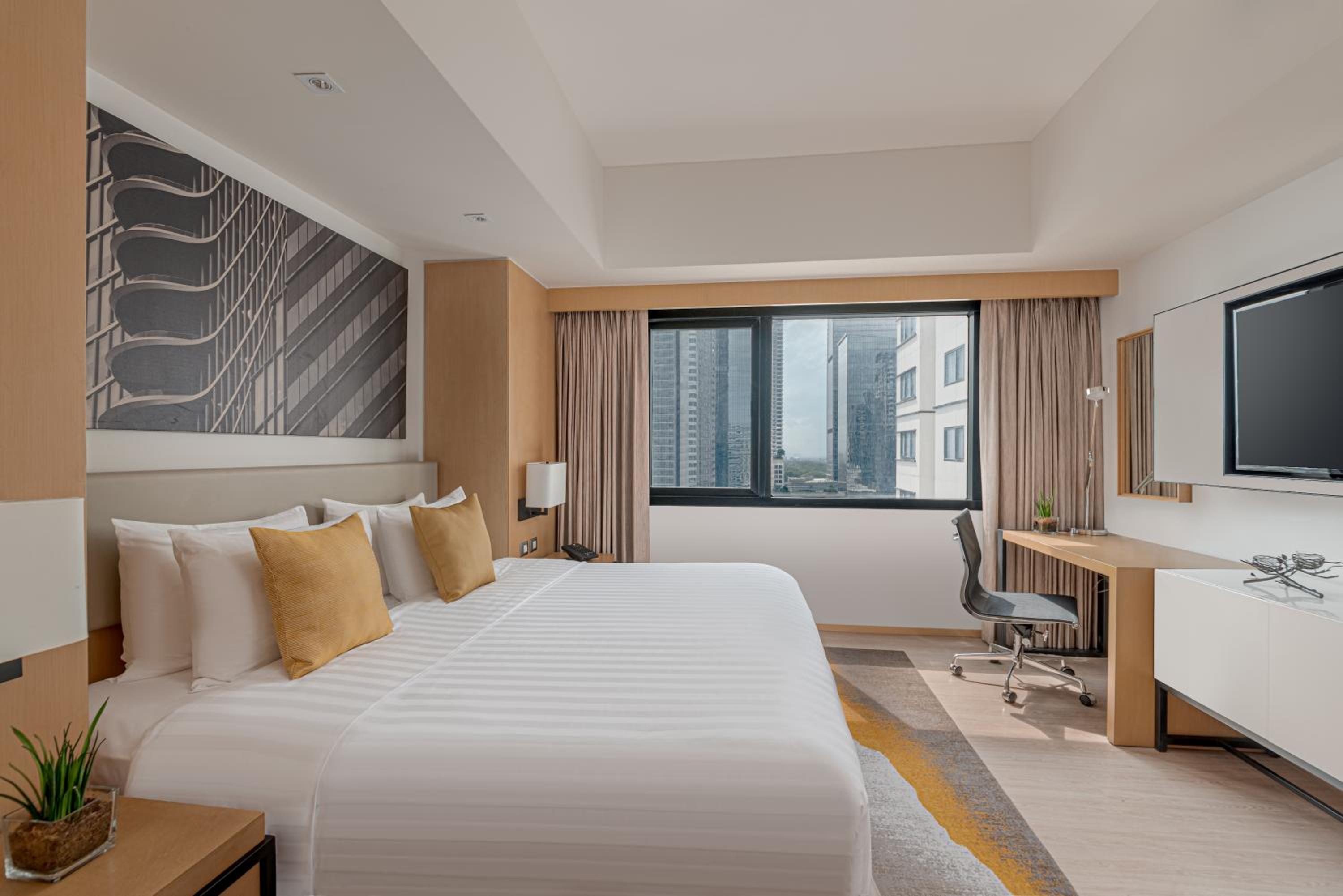 1 King Bed, One-Bedroom Large Suite with Living Area and Lounge Access - Photo 4