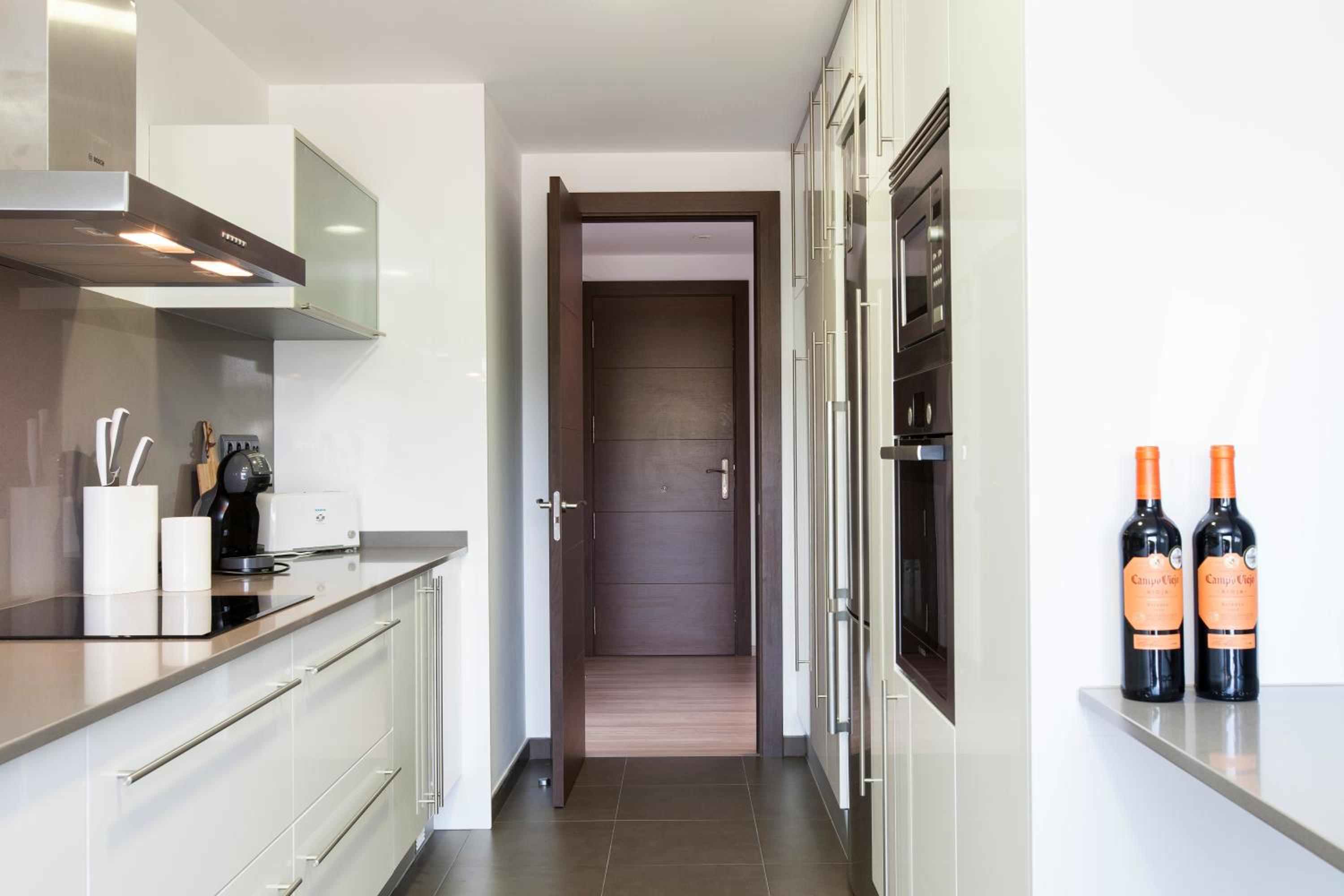 Superior Three-Bedroom Apartment - Plaça Josep Roca i Pons, 1 - 1 photo 2
