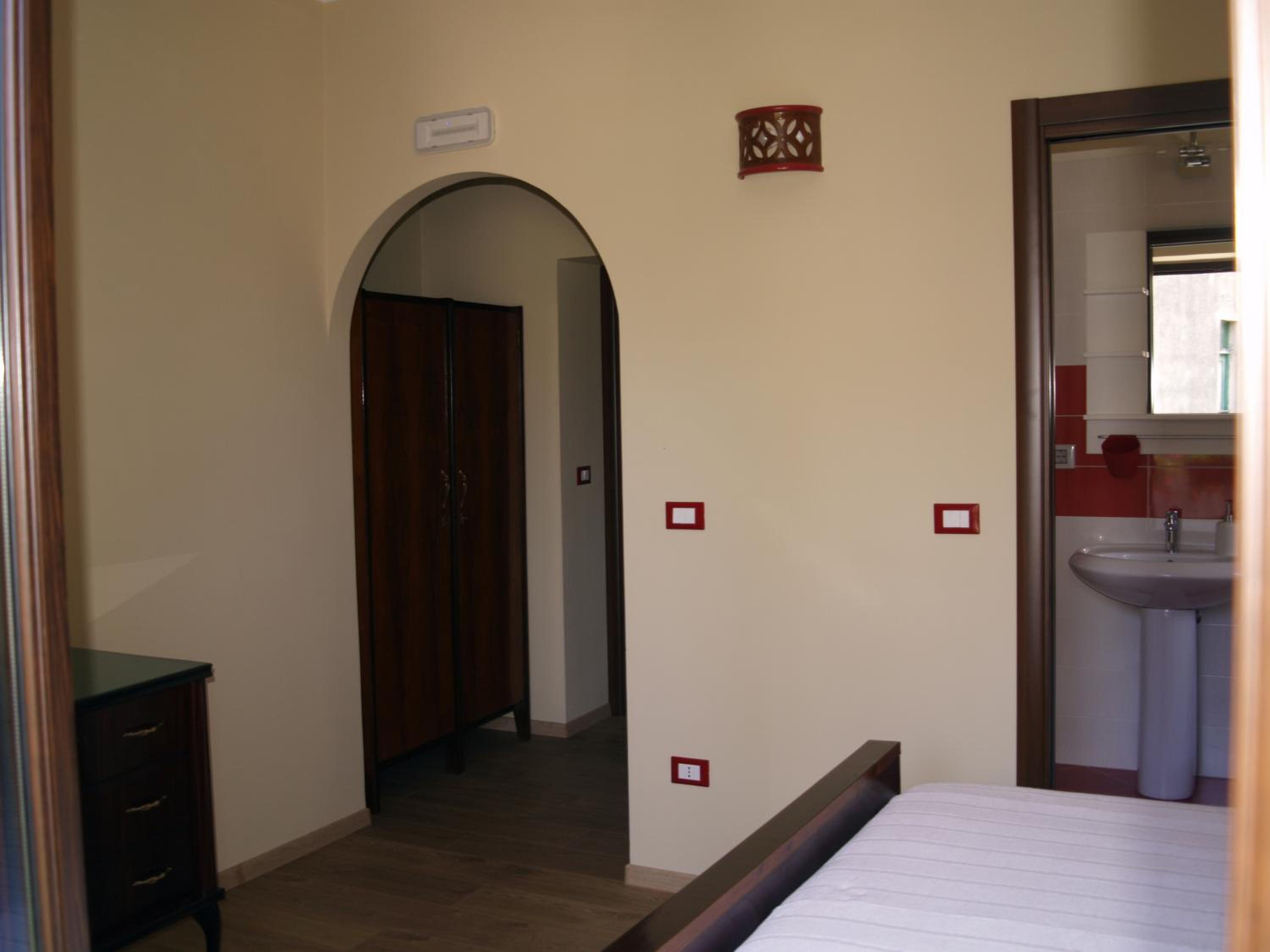 Deluxe Double Room with Balcony photo 3