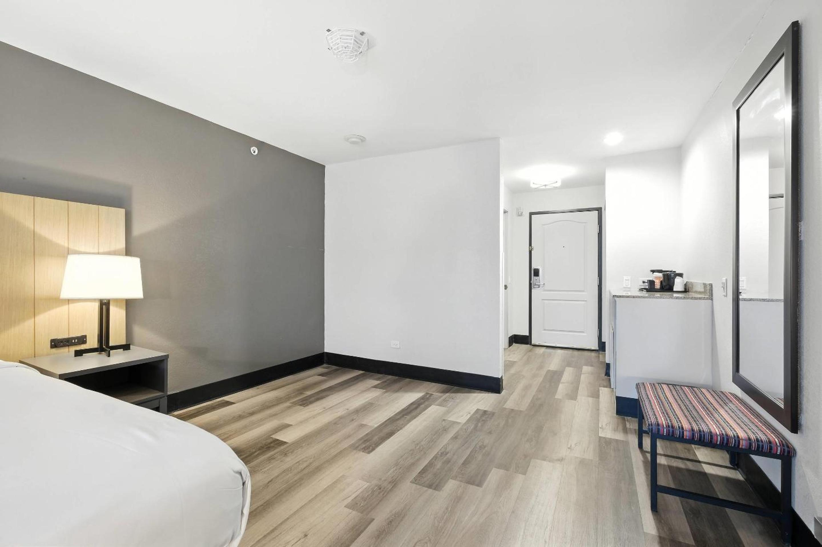 King Room with Roll-In Shower - Disability Access/Non Smoking - Photo 3