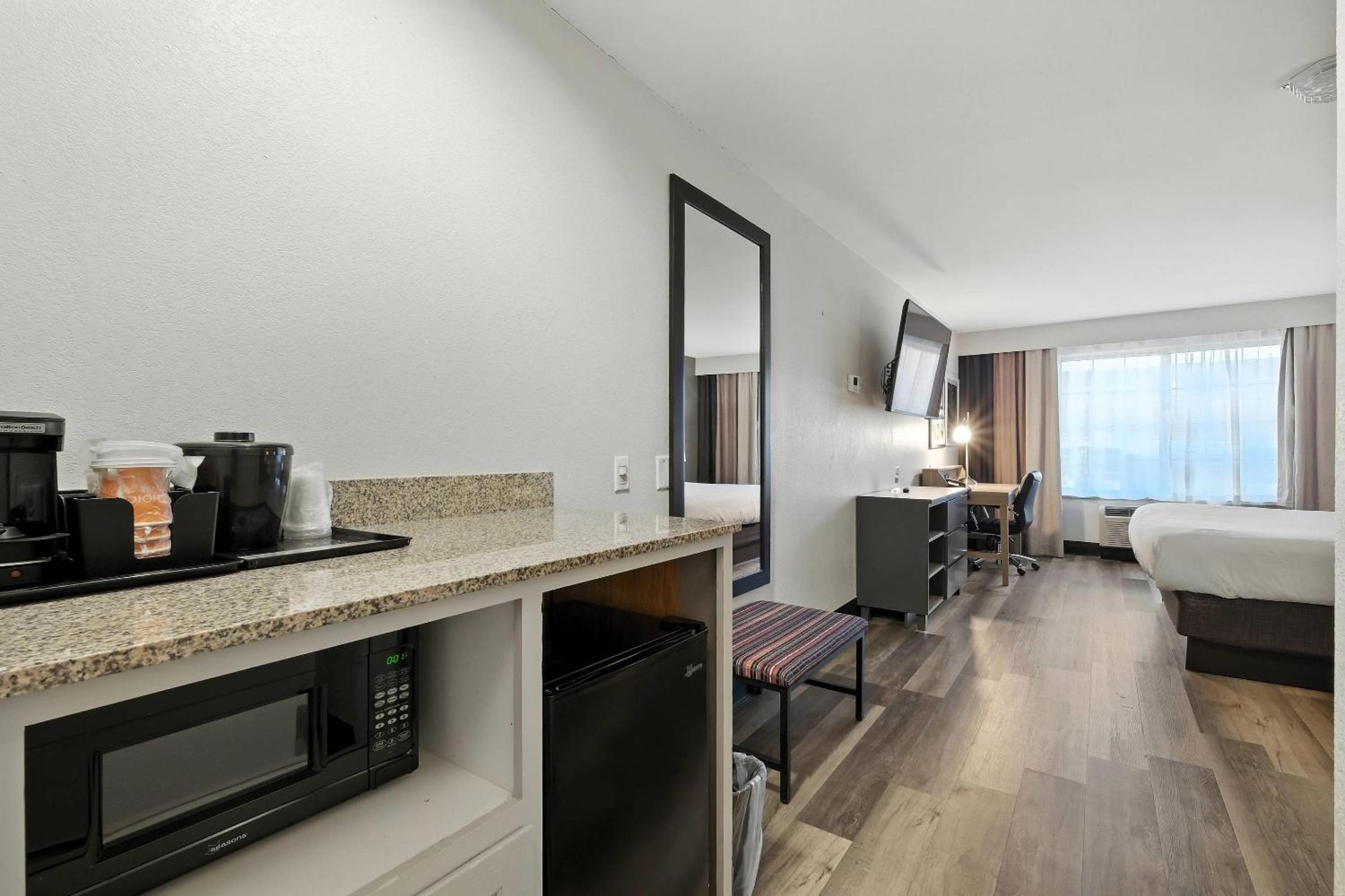 King Room with Roll-In Shower - Disability Access/Non Smoking - Photo 2