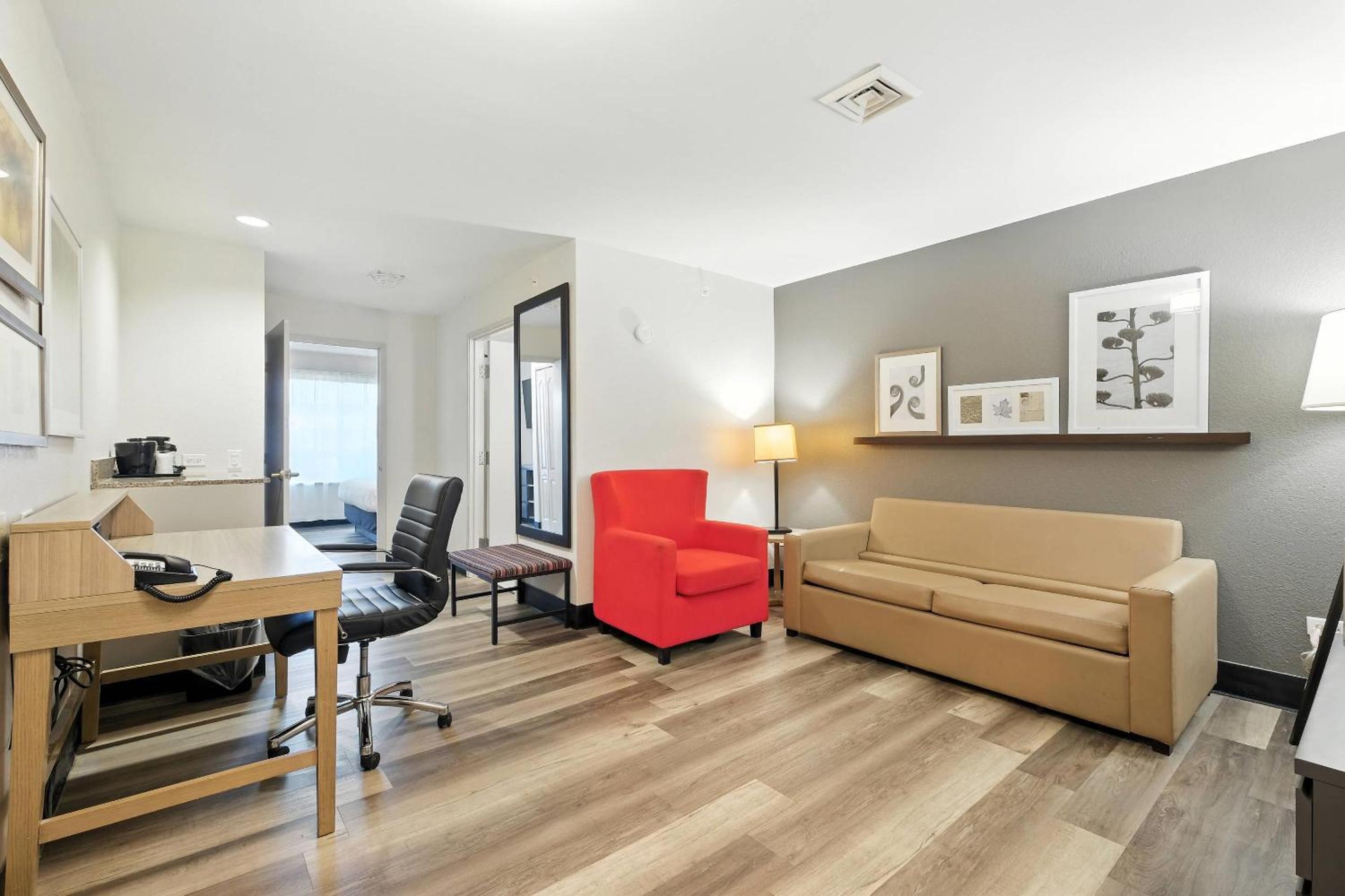 King Suite - Non Smoking - Photo 4
