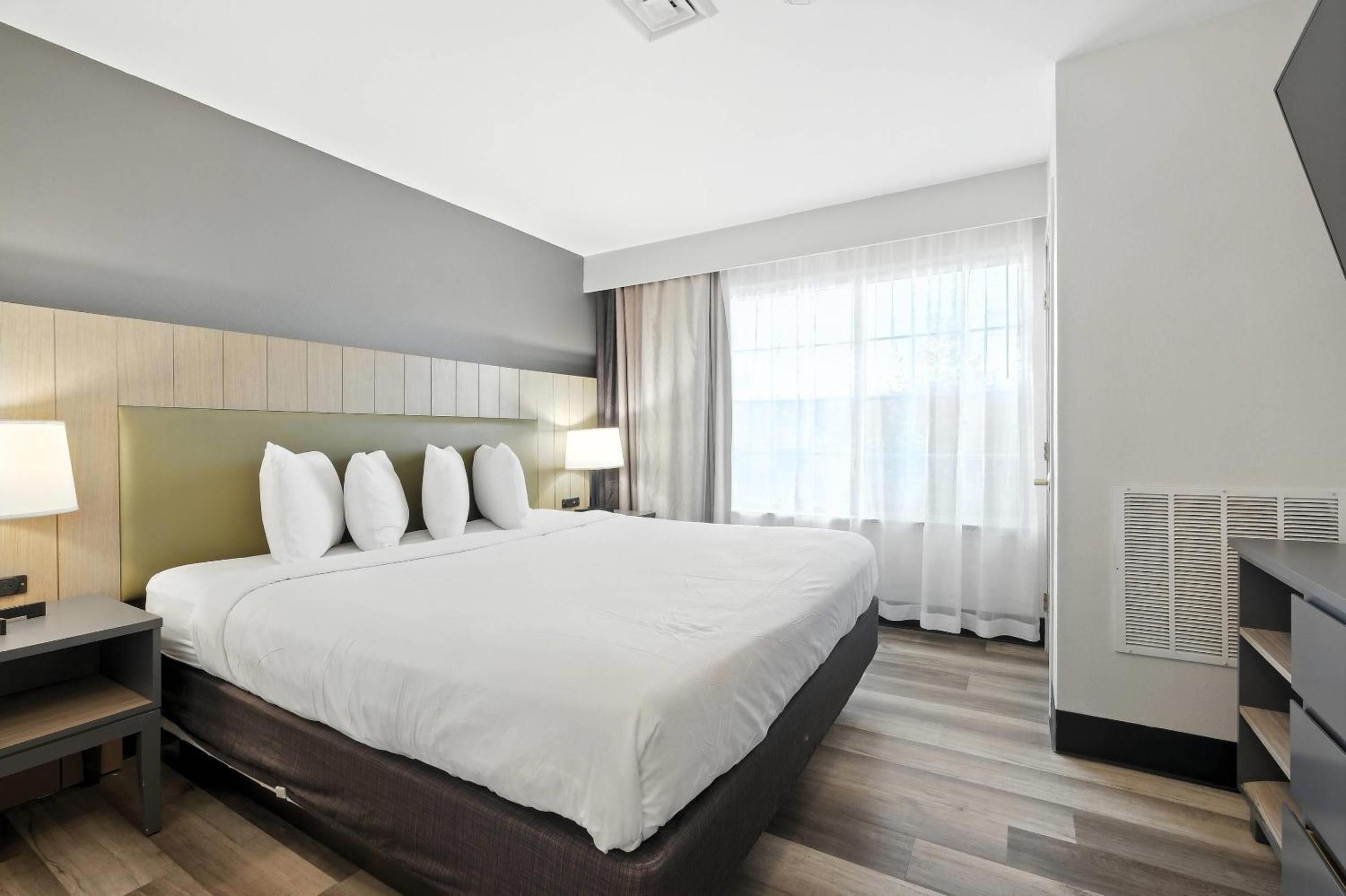 King Room with Roll-In Shower - Disability Access/Non Smoking - Photo 5