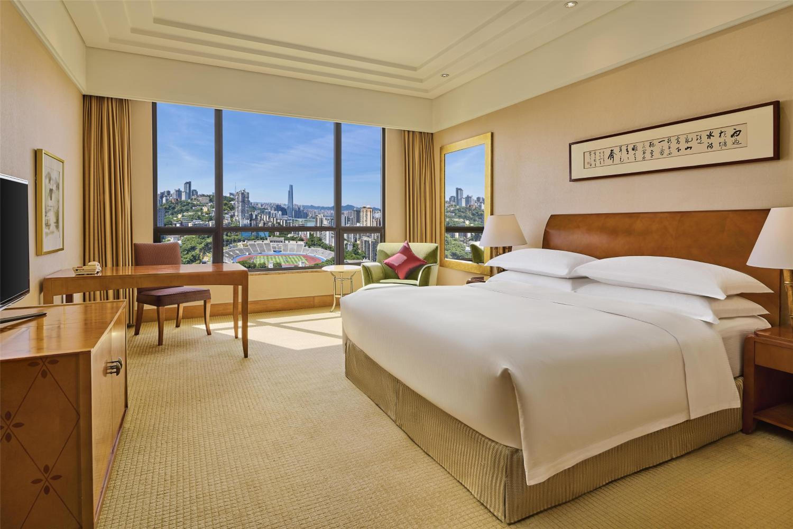Deluxe King Room with City View - Photo 5