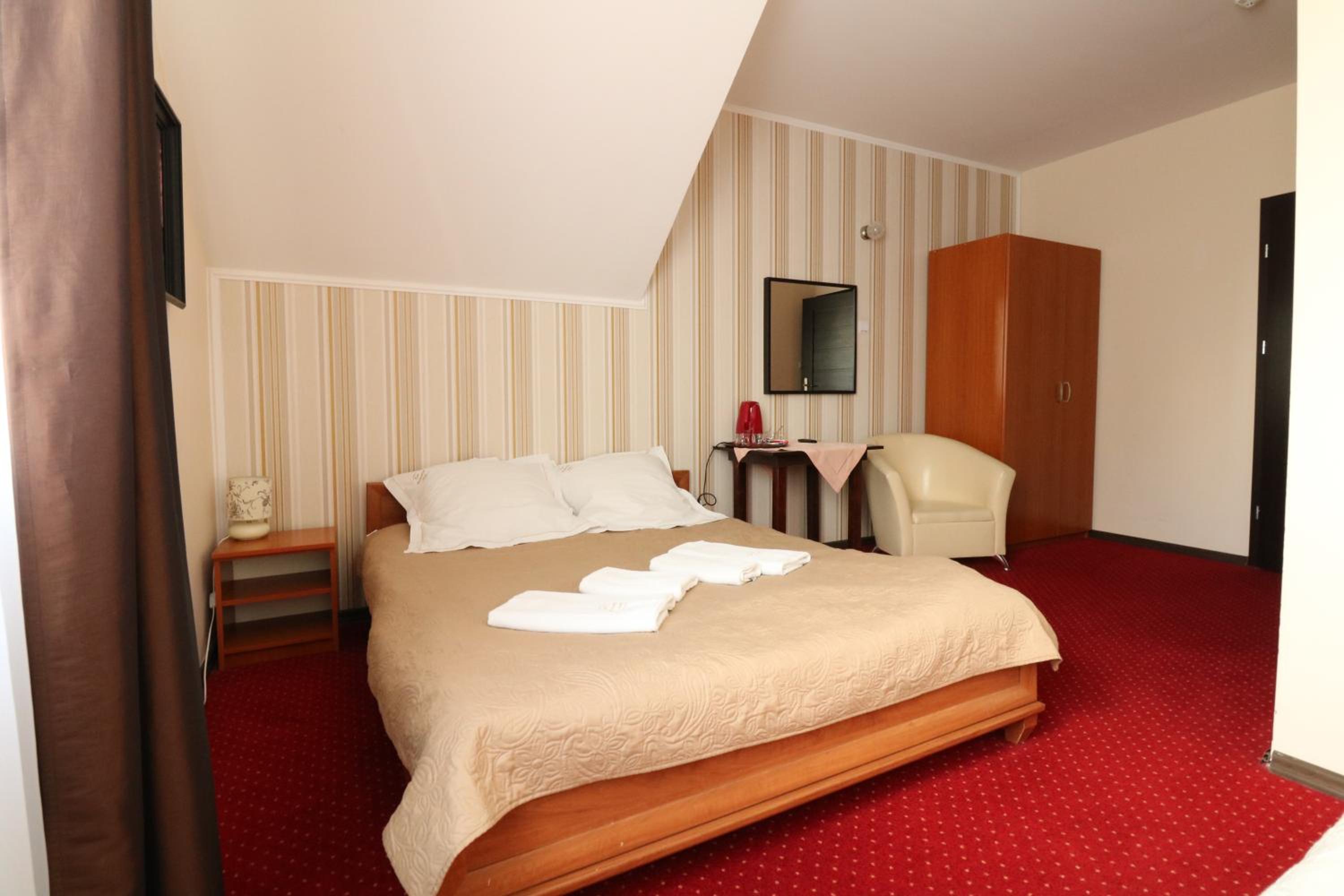 Double Room with Extra Bed - Photo 2