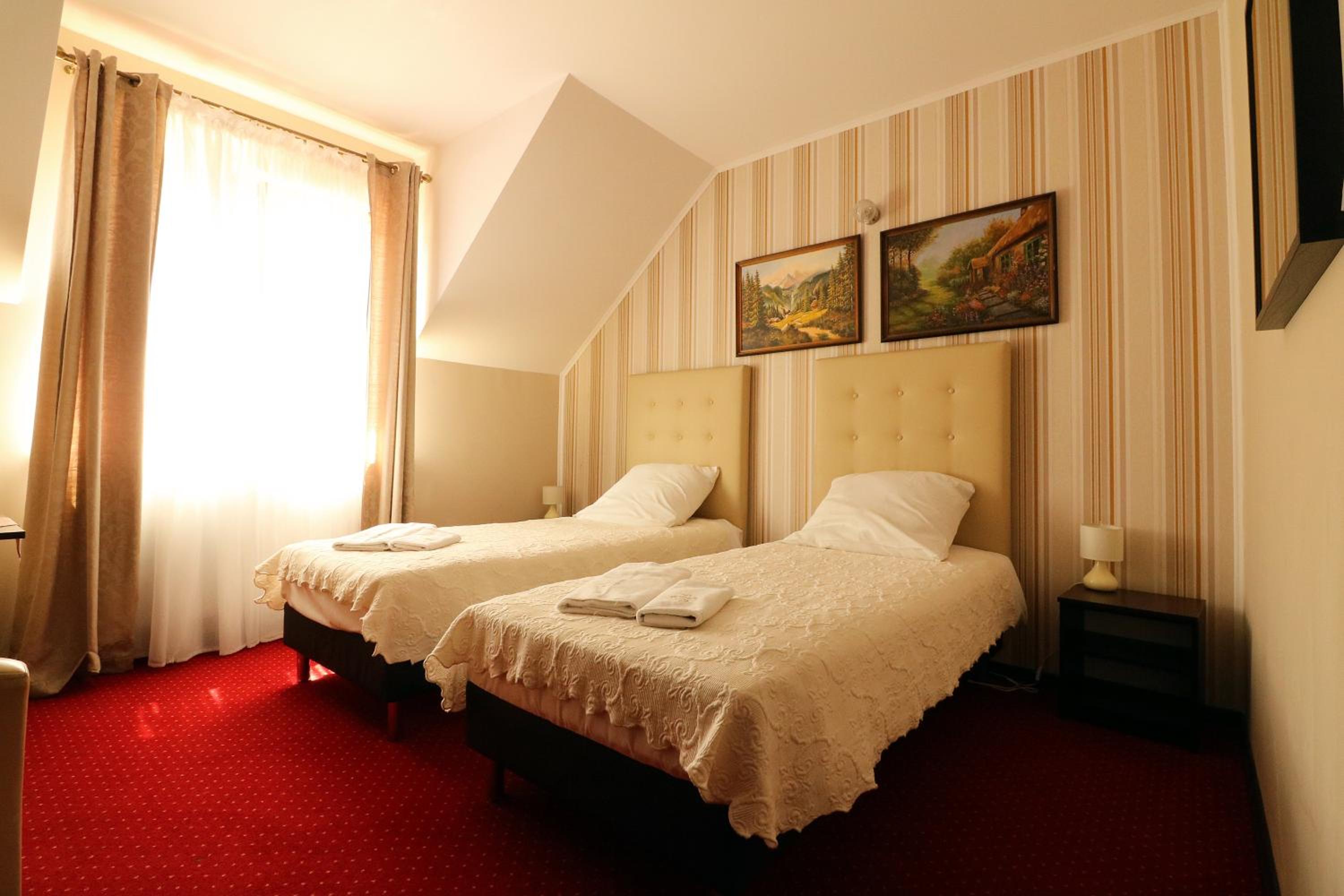 Twin Room - Photo 2