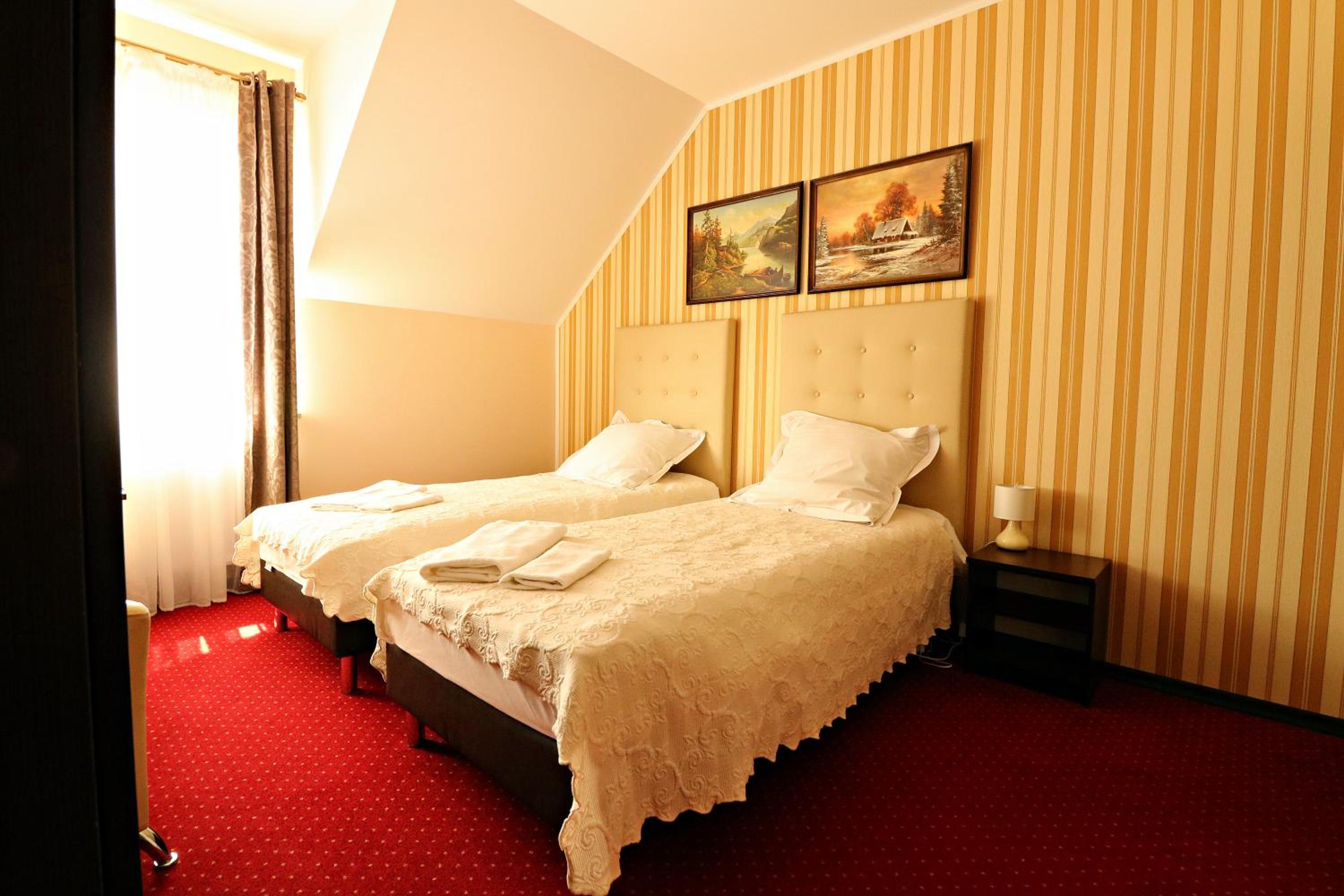 Twin Room - Photo 13