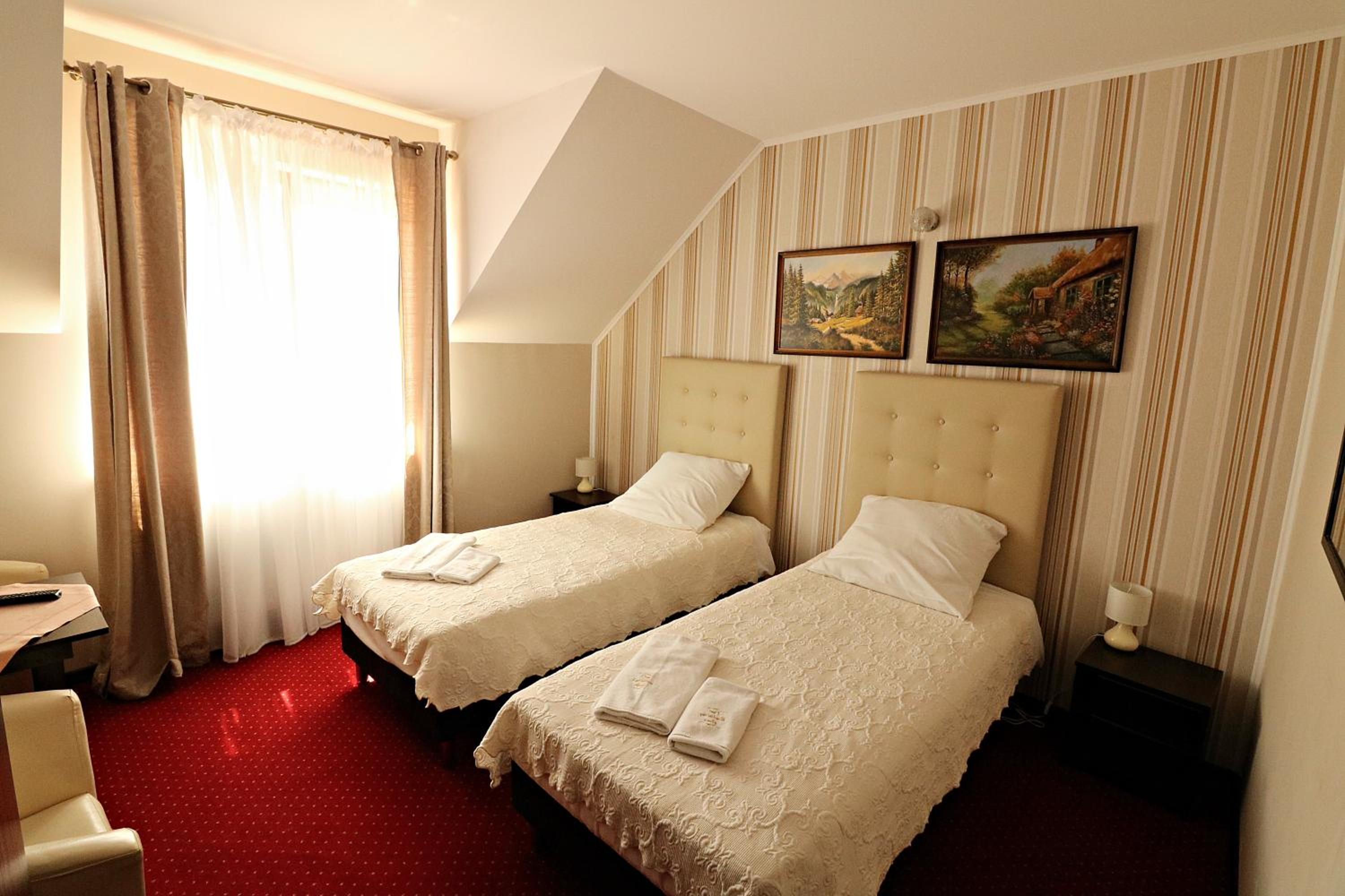 Twin Room - Photo 10