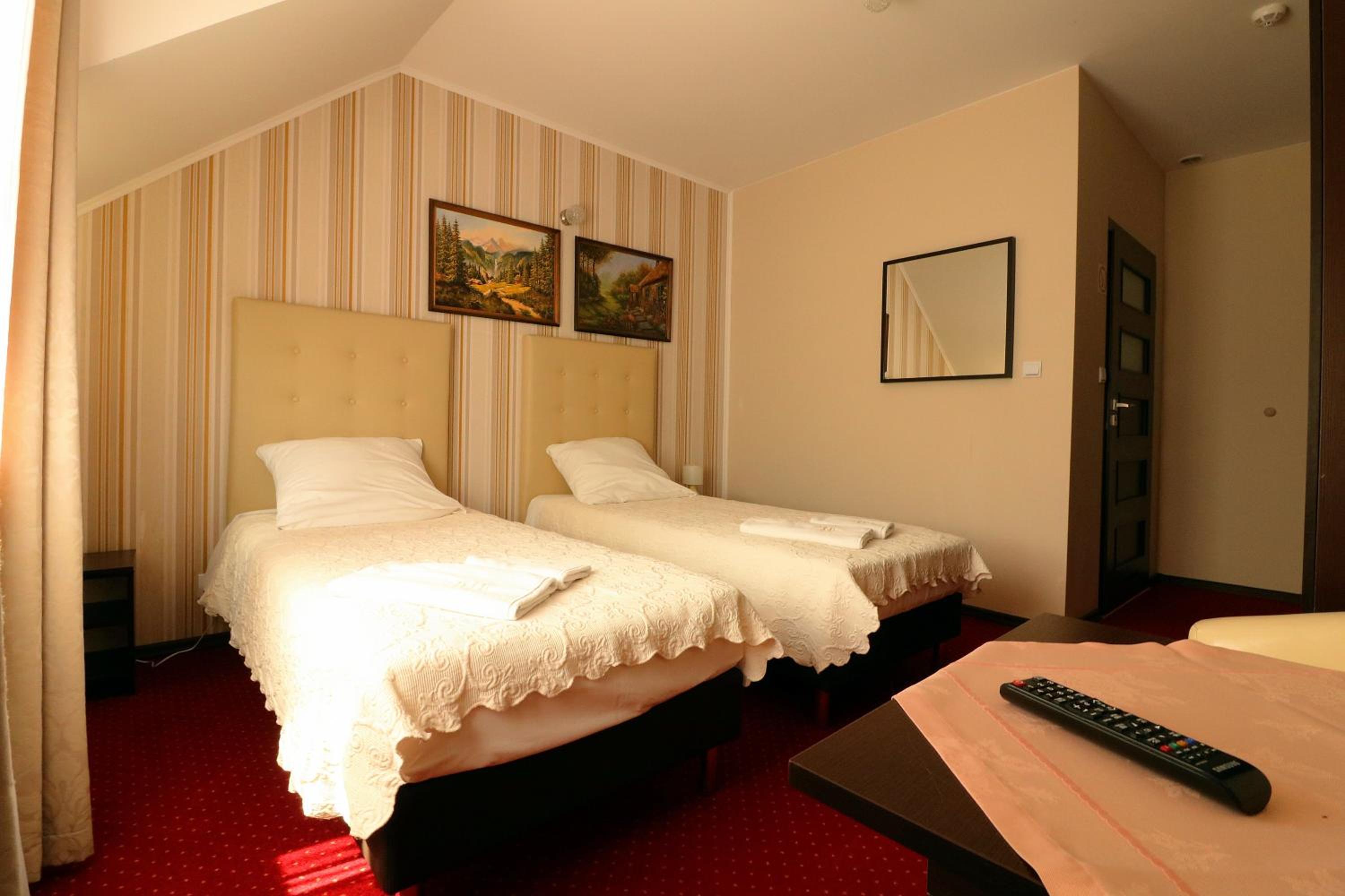 Twin Room - Photo 12