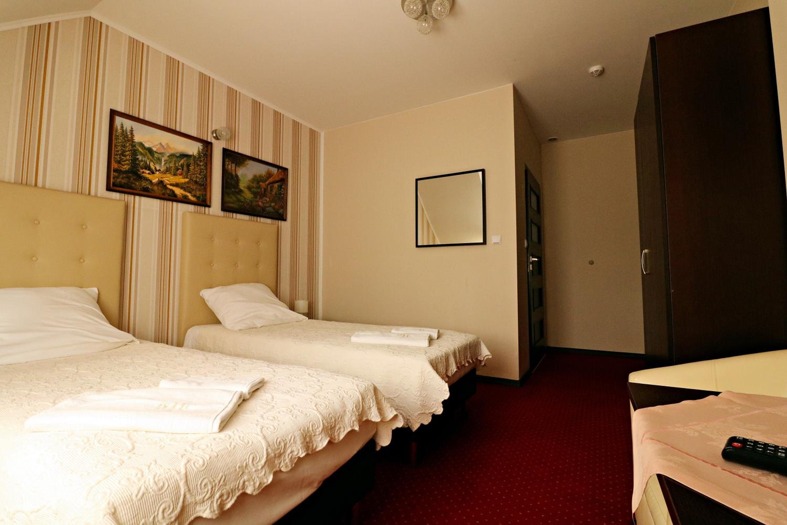 Twin Room - Photo 11