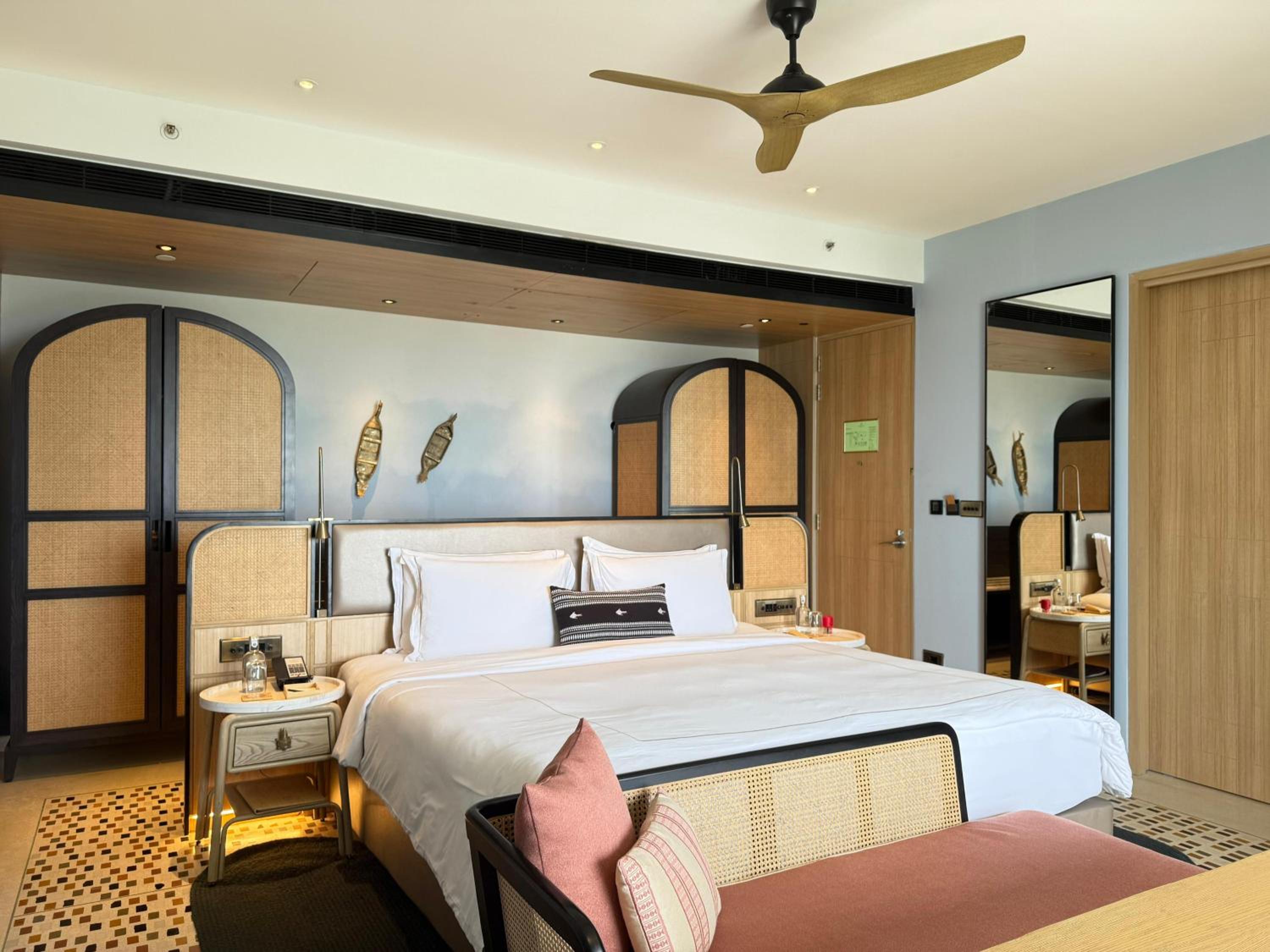 Deluxe Sea View Room King Bed with Balcony photo 2