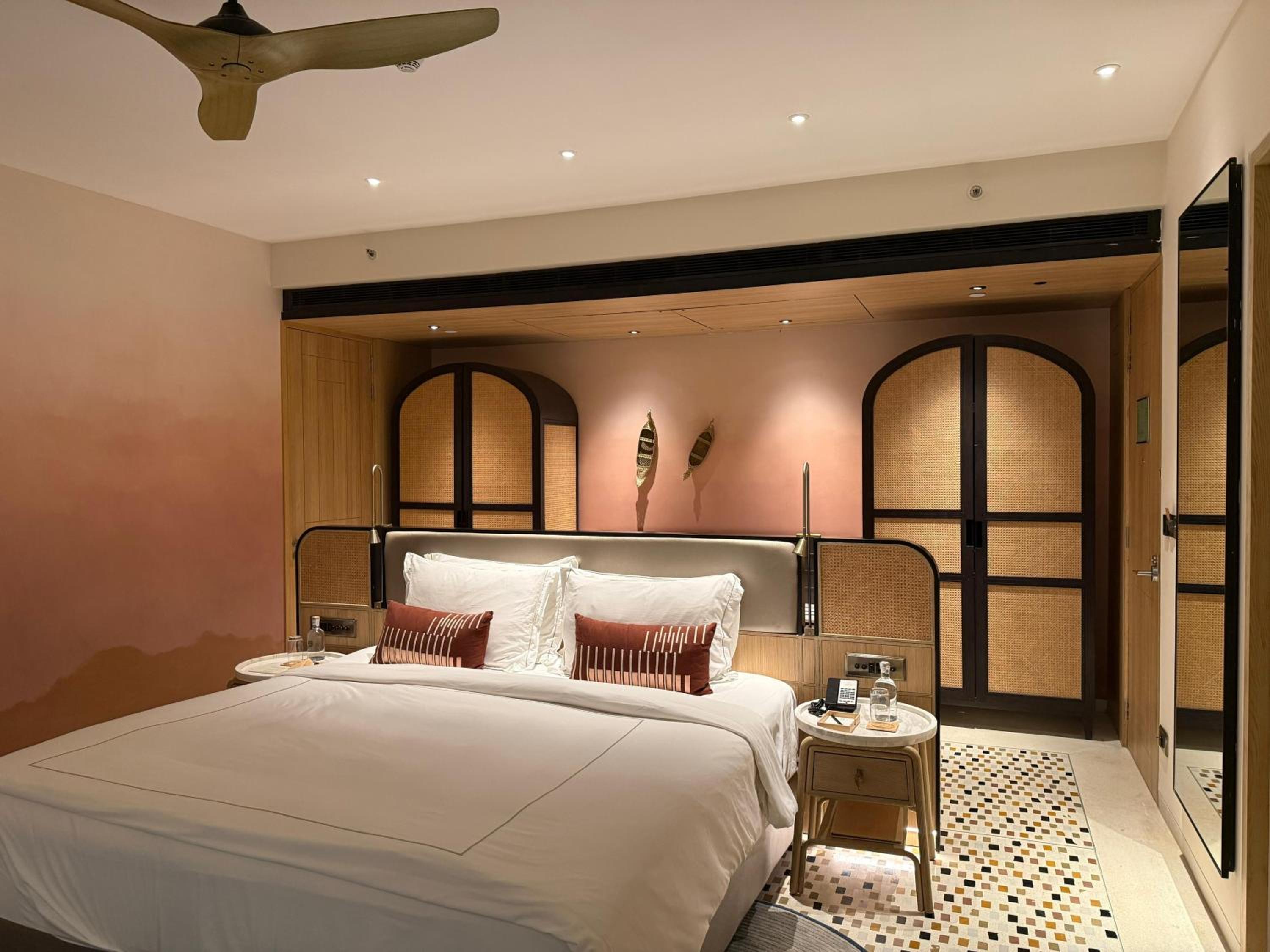 Luxury Sea View Room King Bed with Balcony - Photo 6