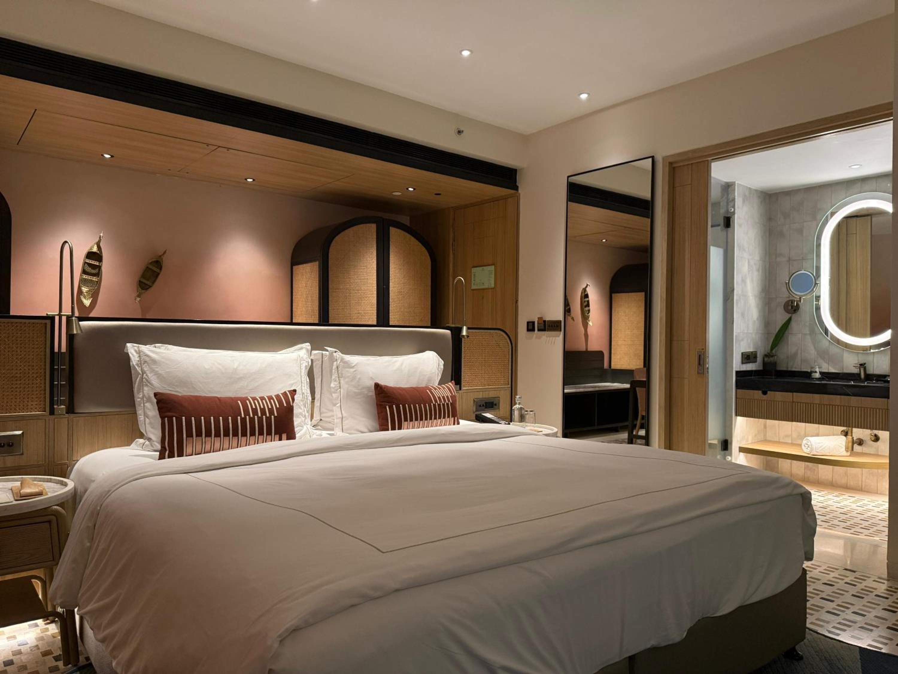 Luxury Sea View Room King Bed with Balcony - Photo 3