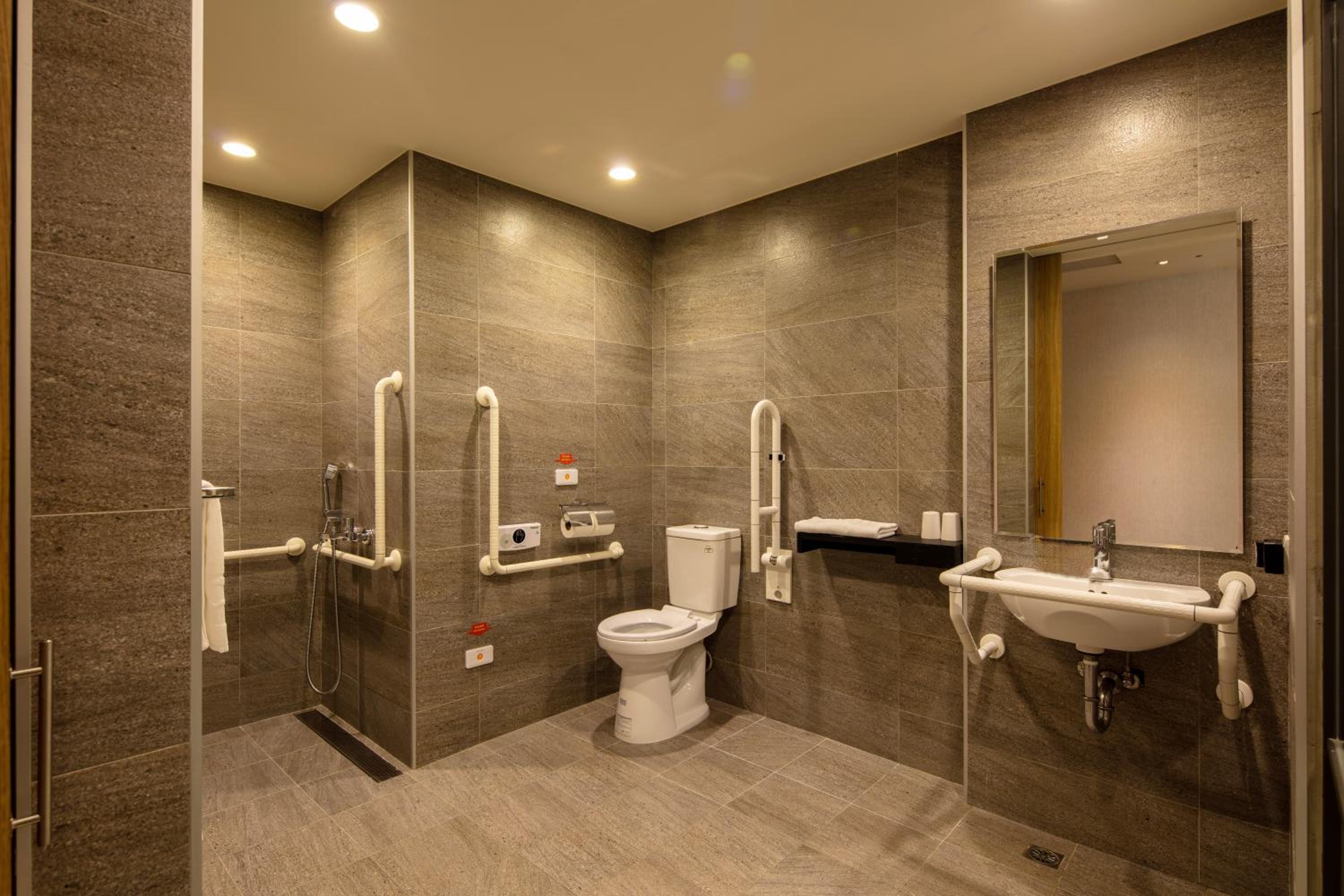 Accessible Twin Room - No Window photo 1