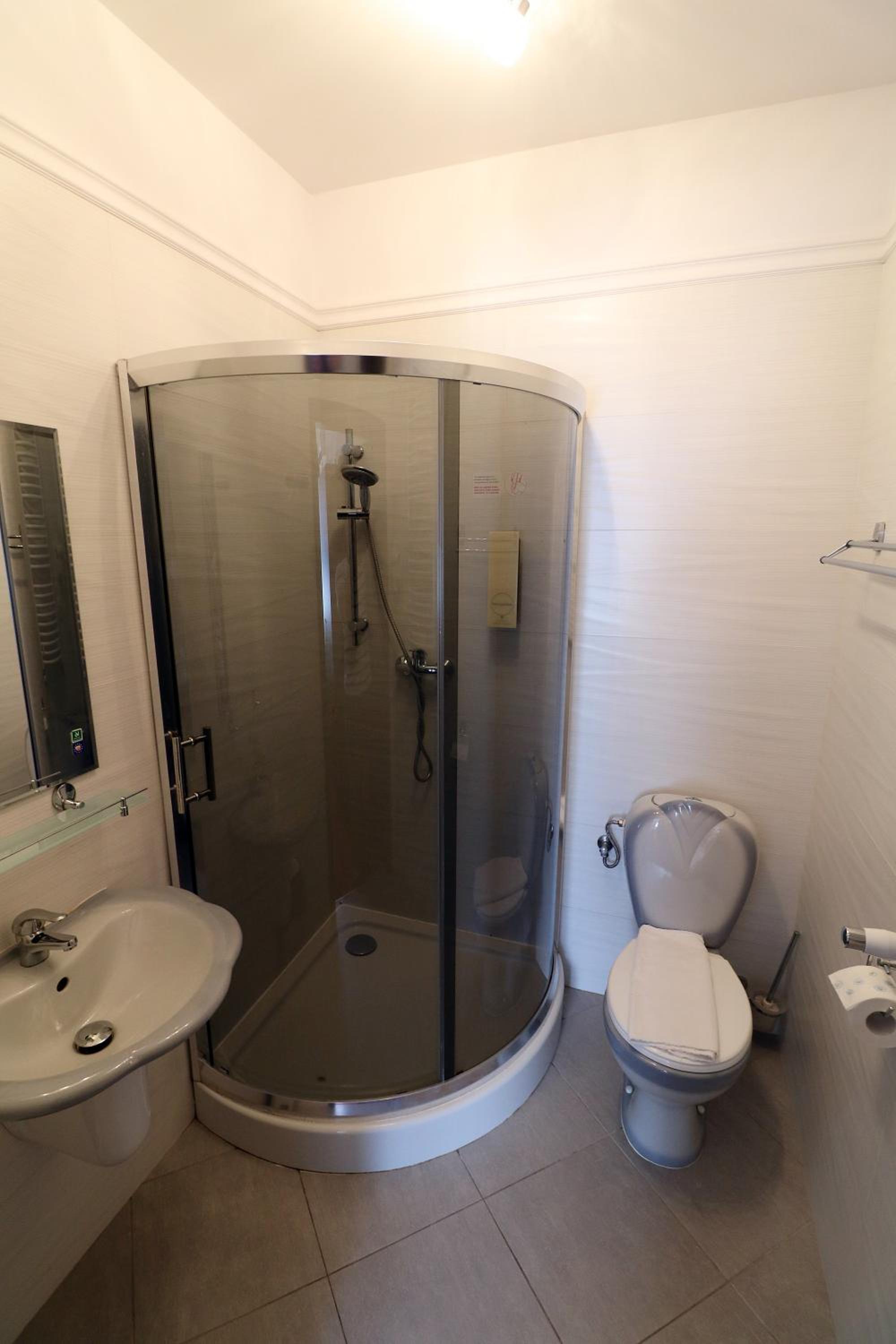 Twin Room - Photo 5