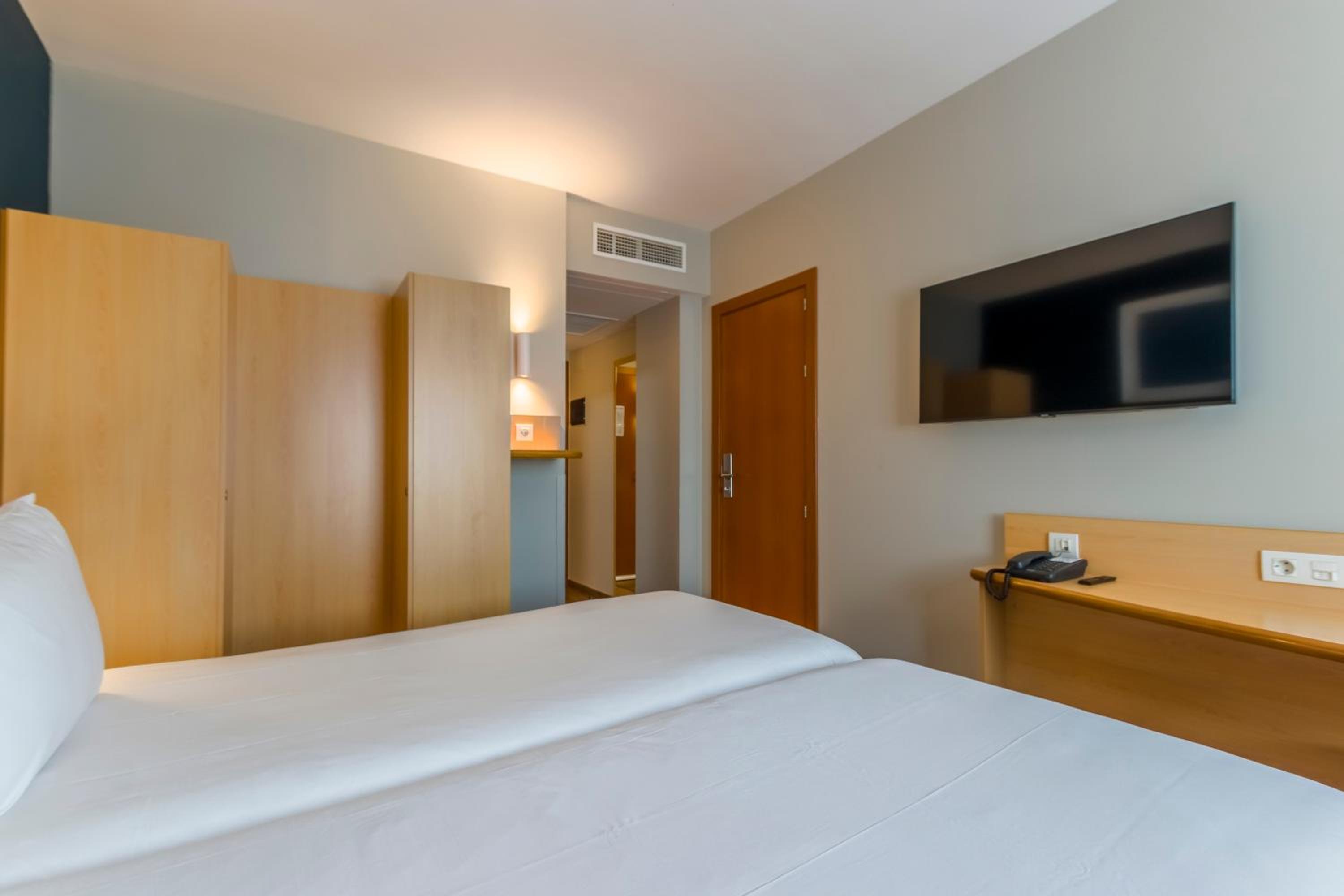 Twin Room - Disability Access - Photo 9