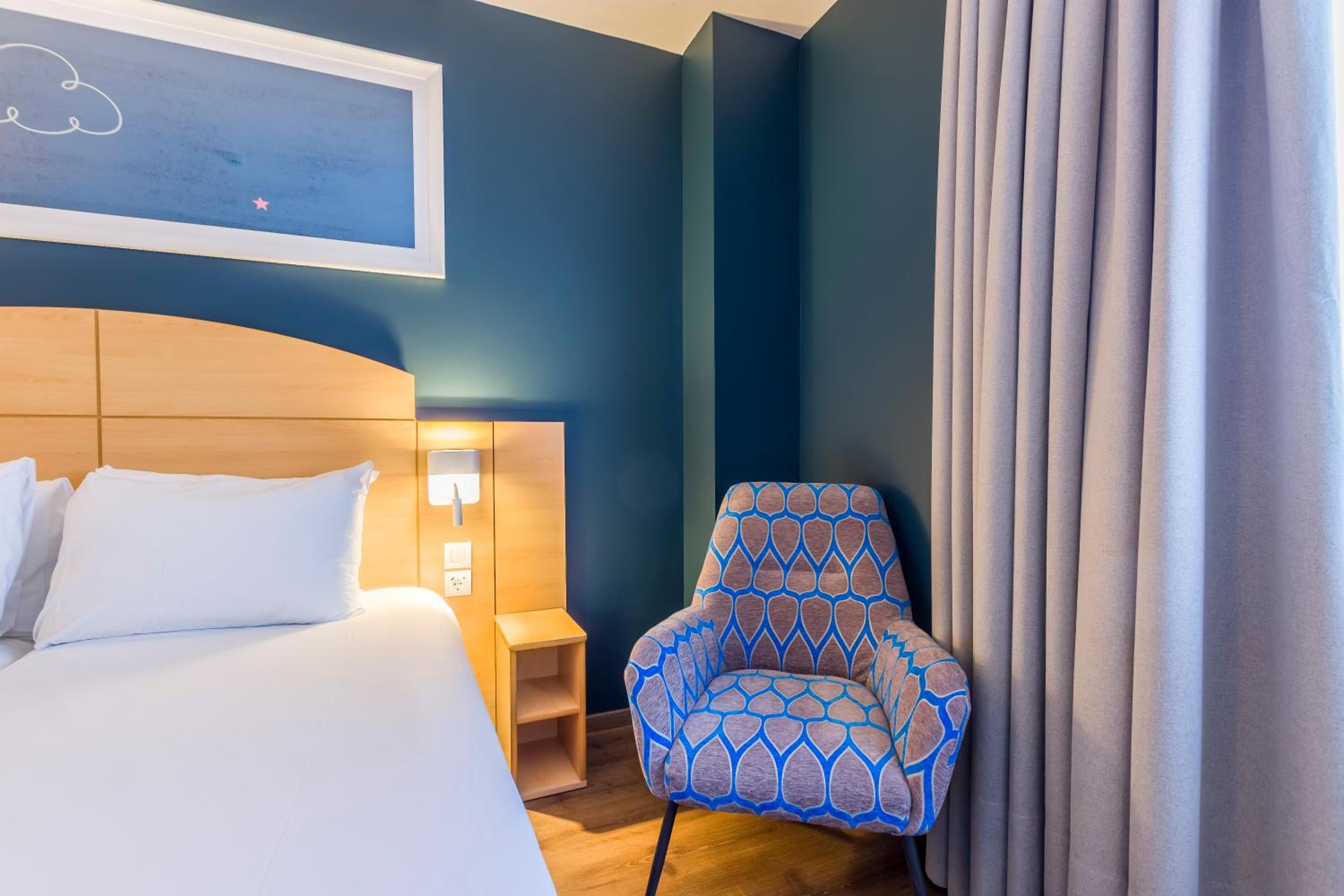 Twin Room - Disability Access - Photo 4