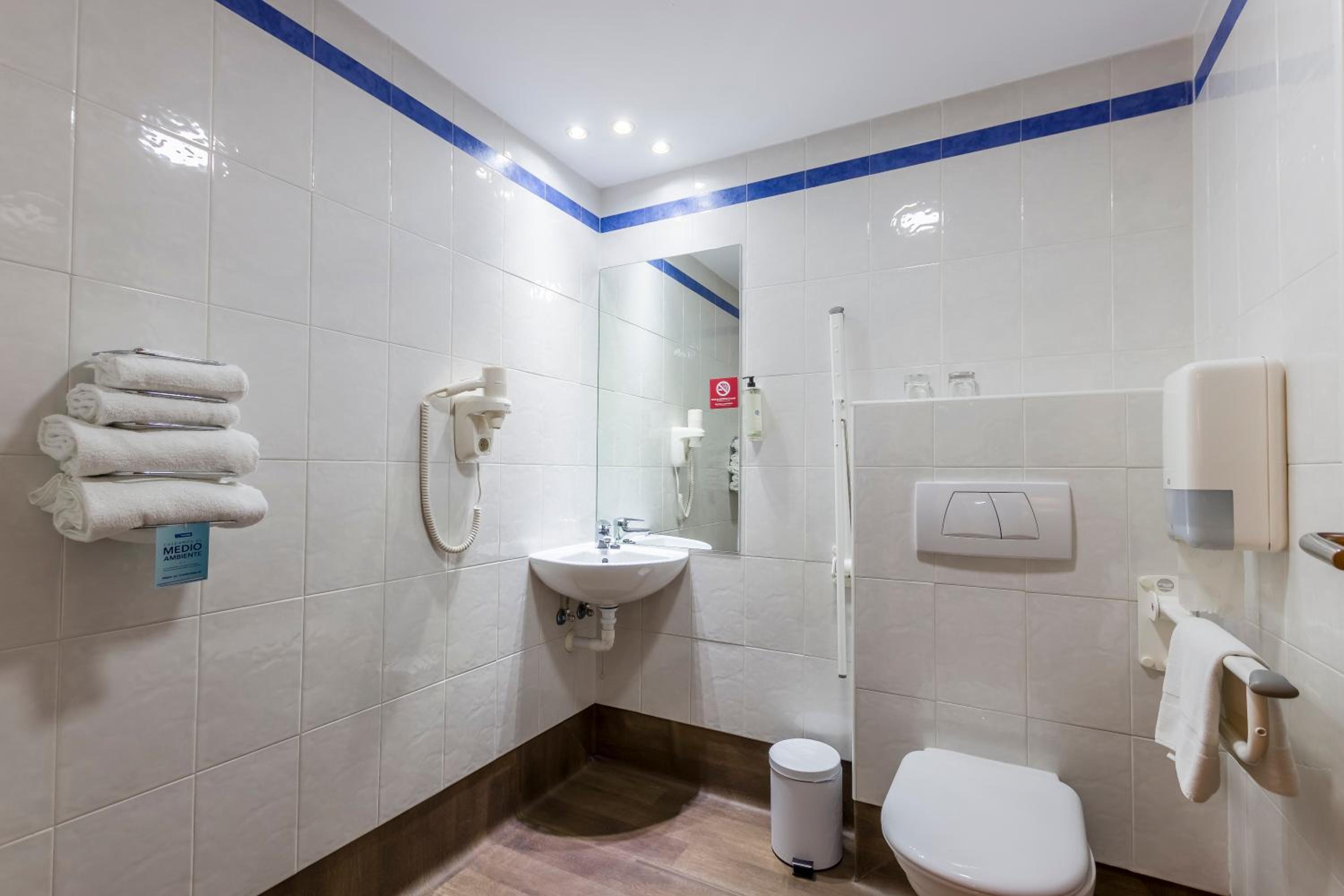 Double Room - Disability Access - Photo 8