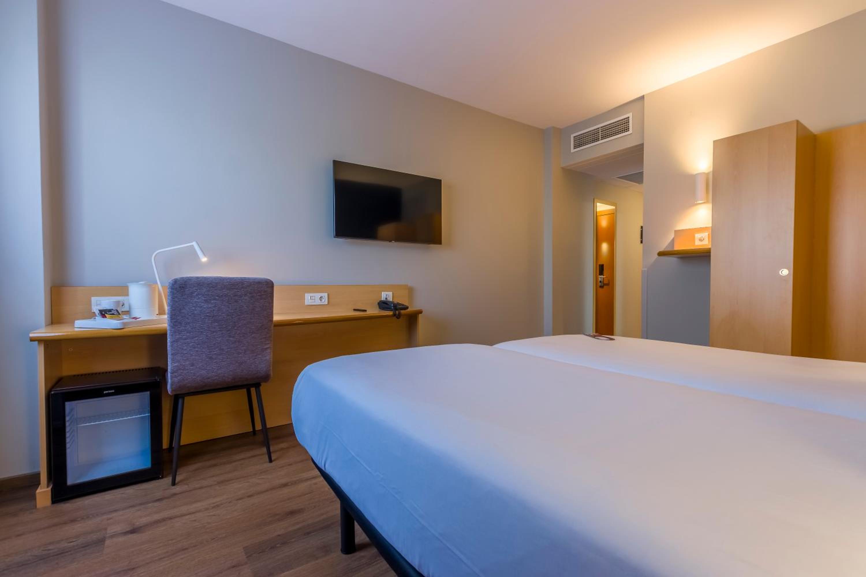 Twin Room - Disability Access - Photo 12