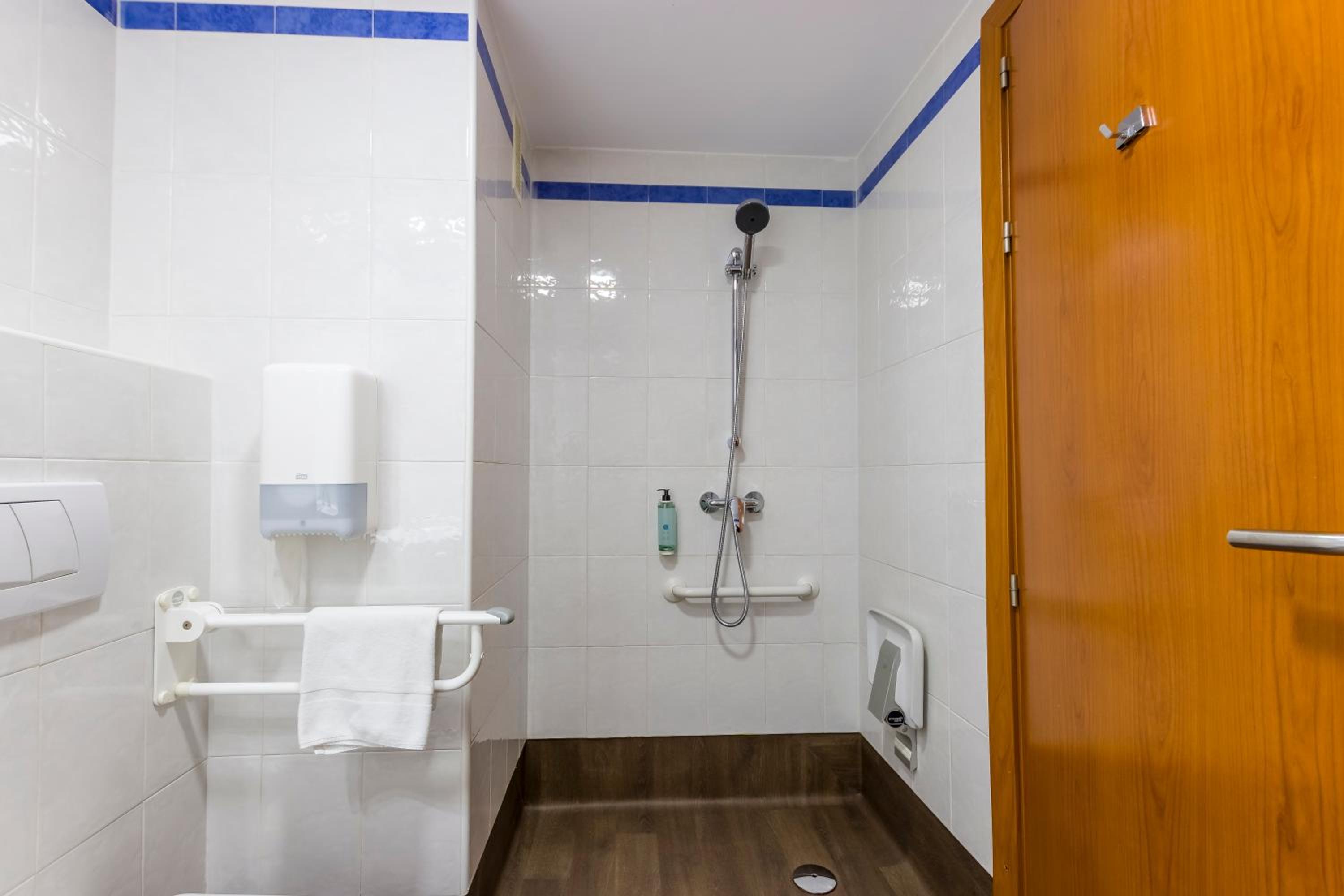 Double Room - Disability Access - Photo 4