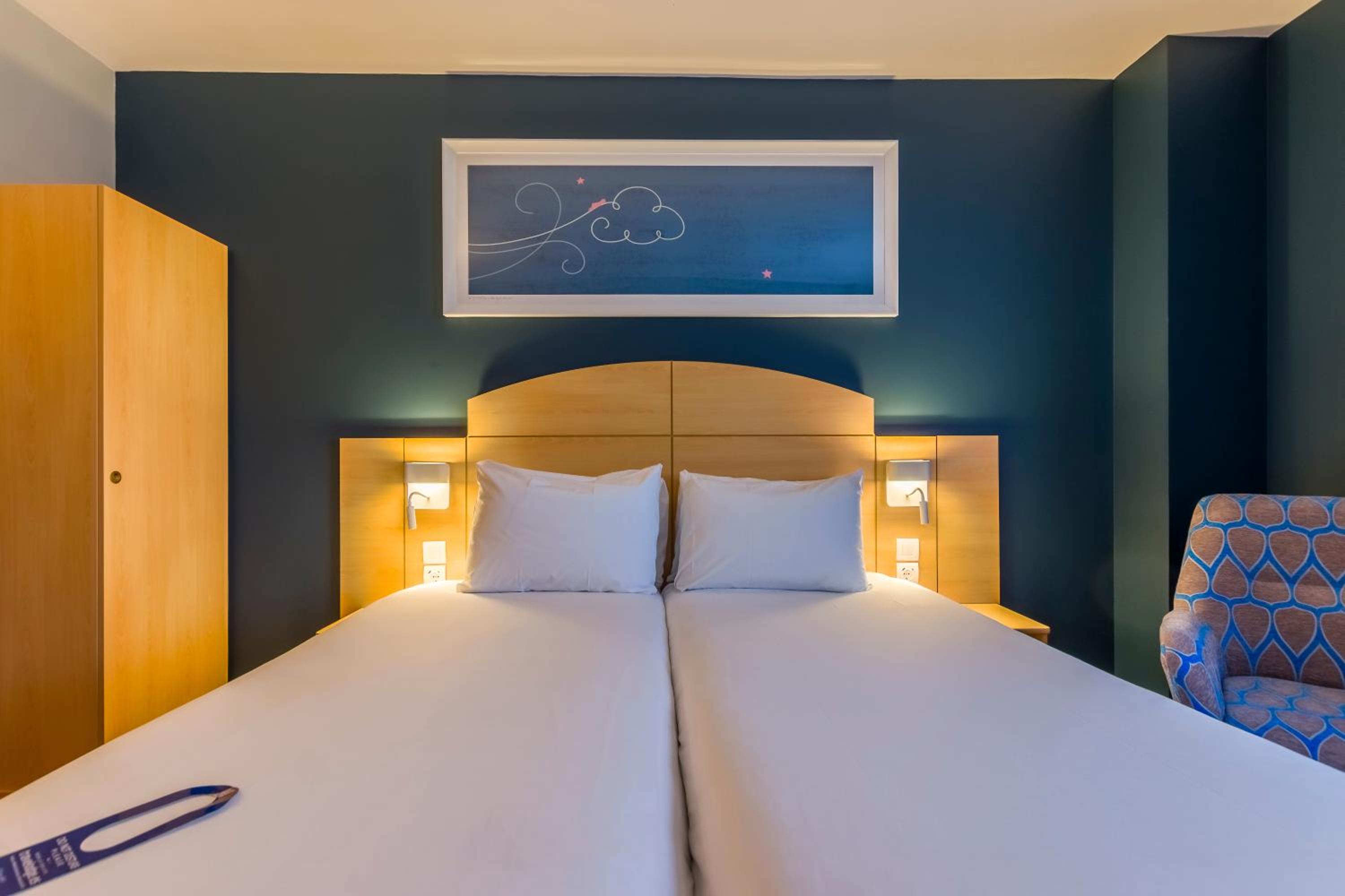 Twin Room - Disability Access - Photo 7
