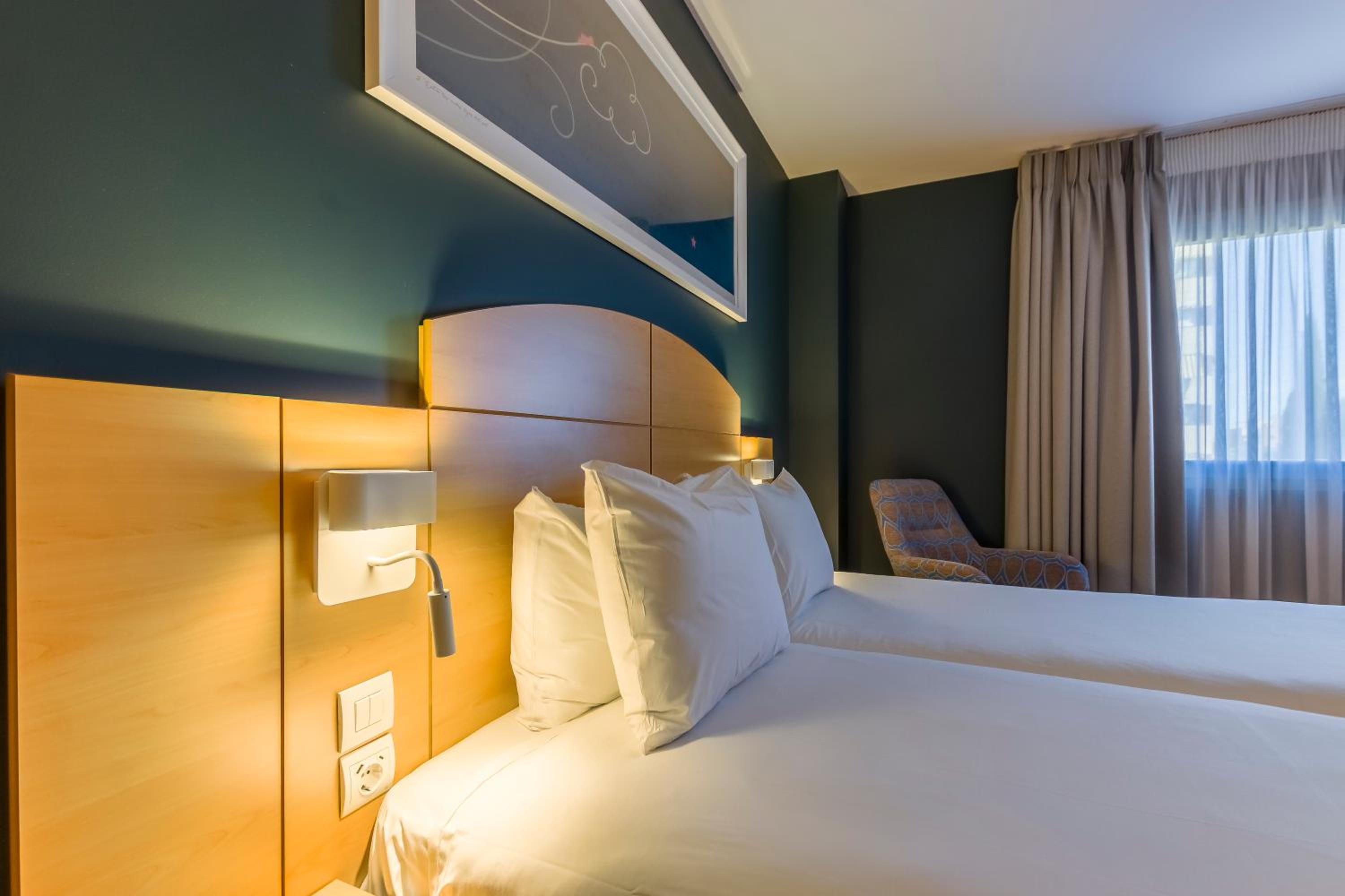 Twin Room - Disability Access - Photo 13