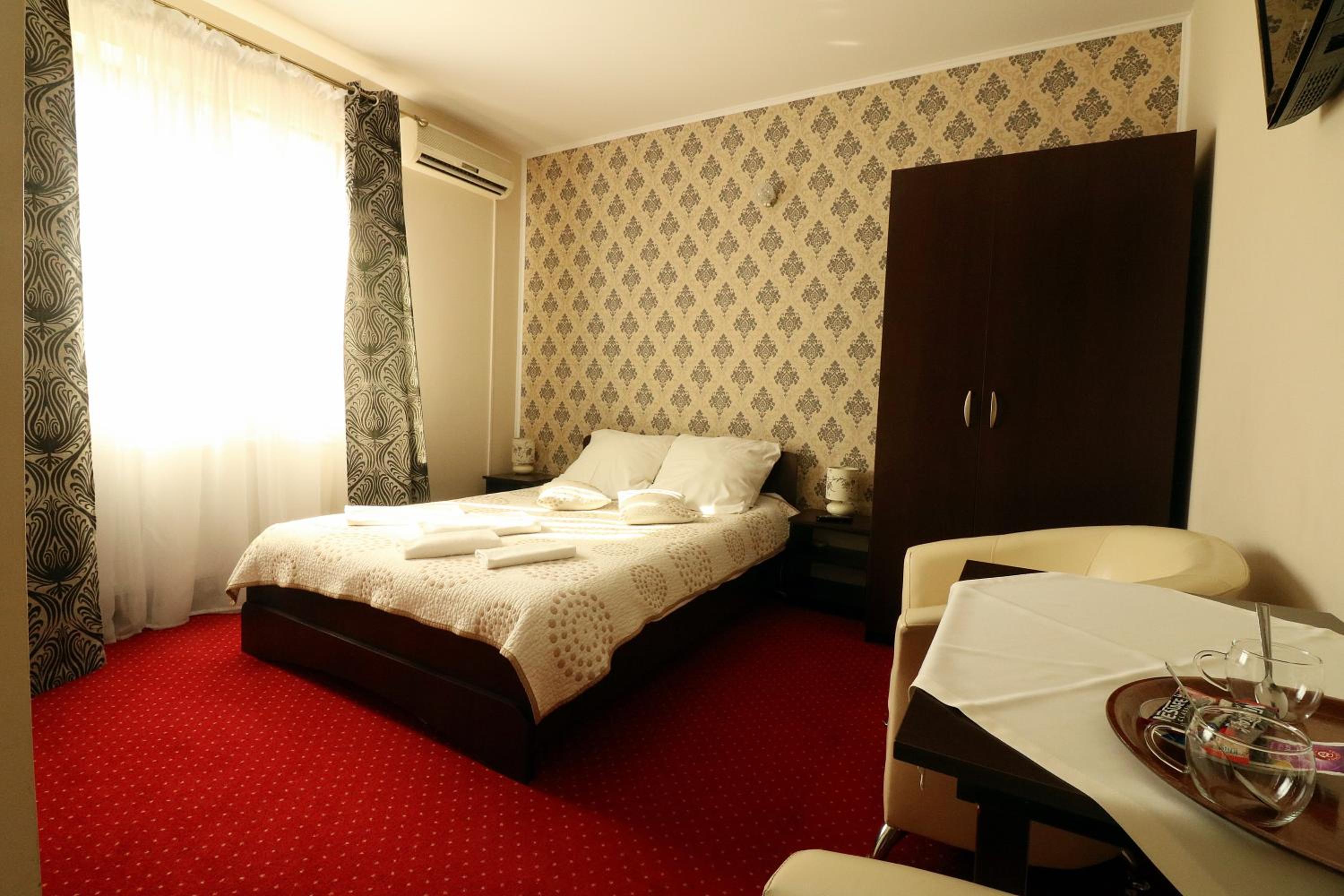 Double Room - Photo 12