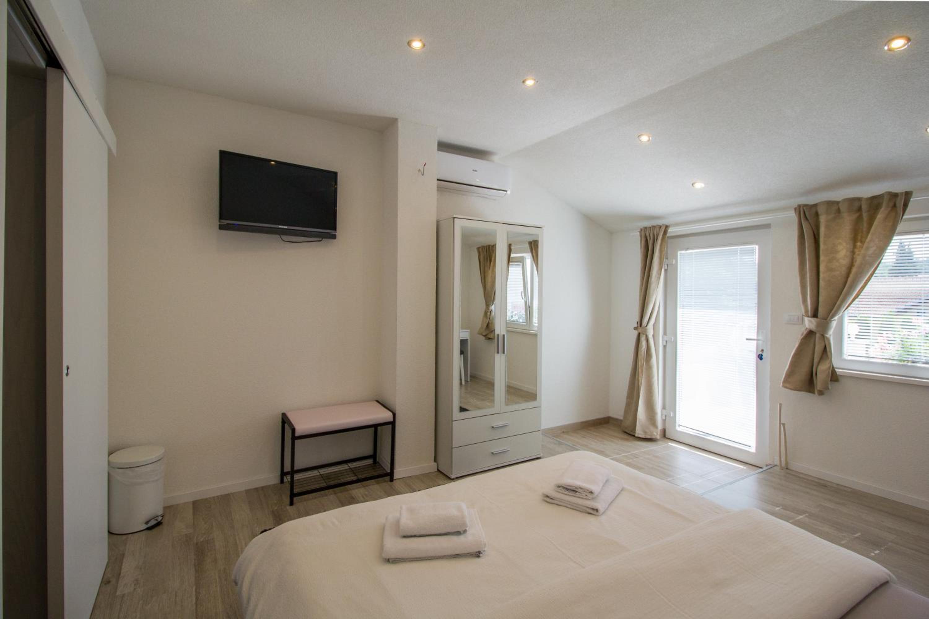 Double Room - Photo 14