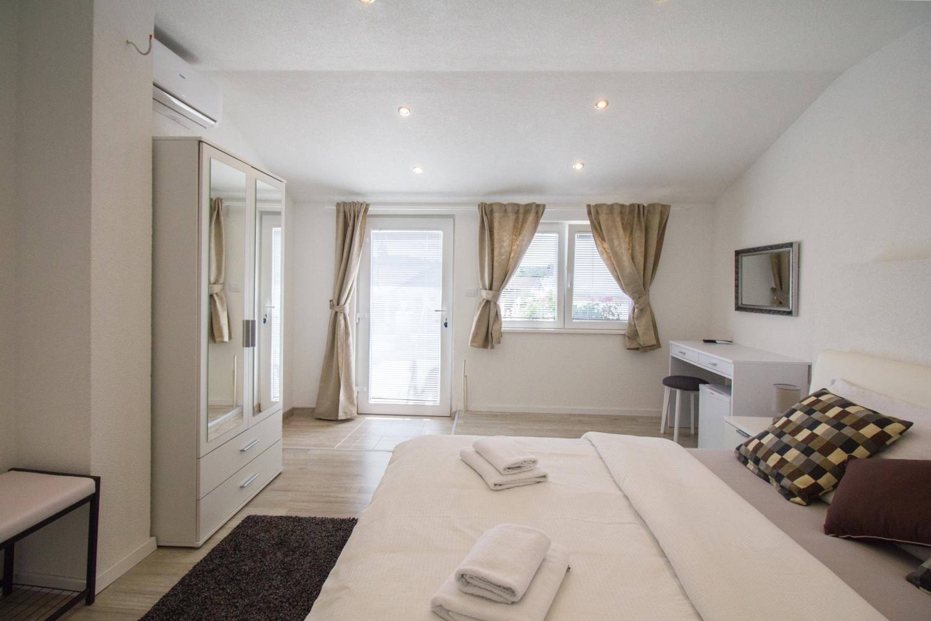 Double Room - Photo 8