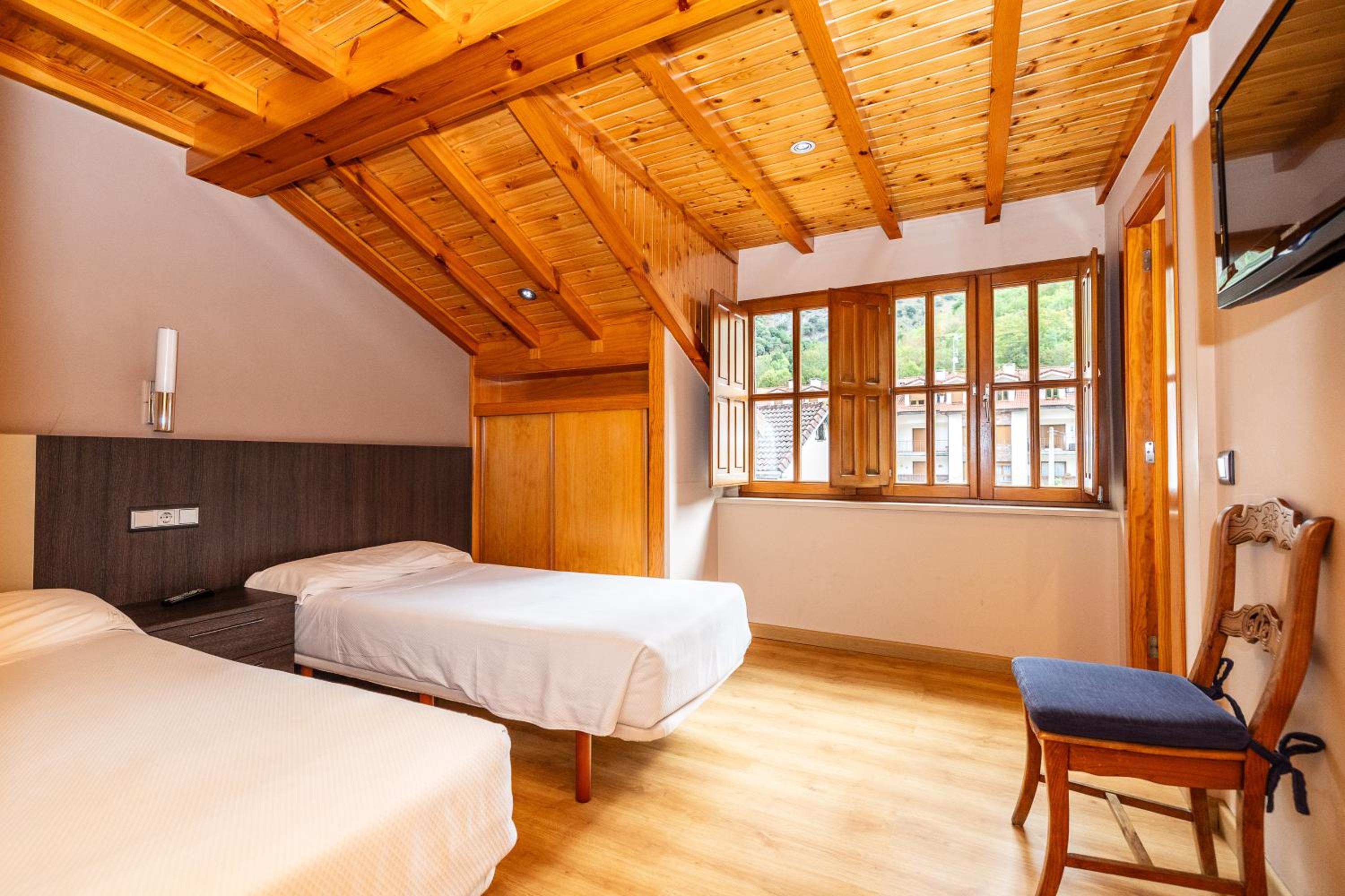 Standard Twin Room with Mountain View