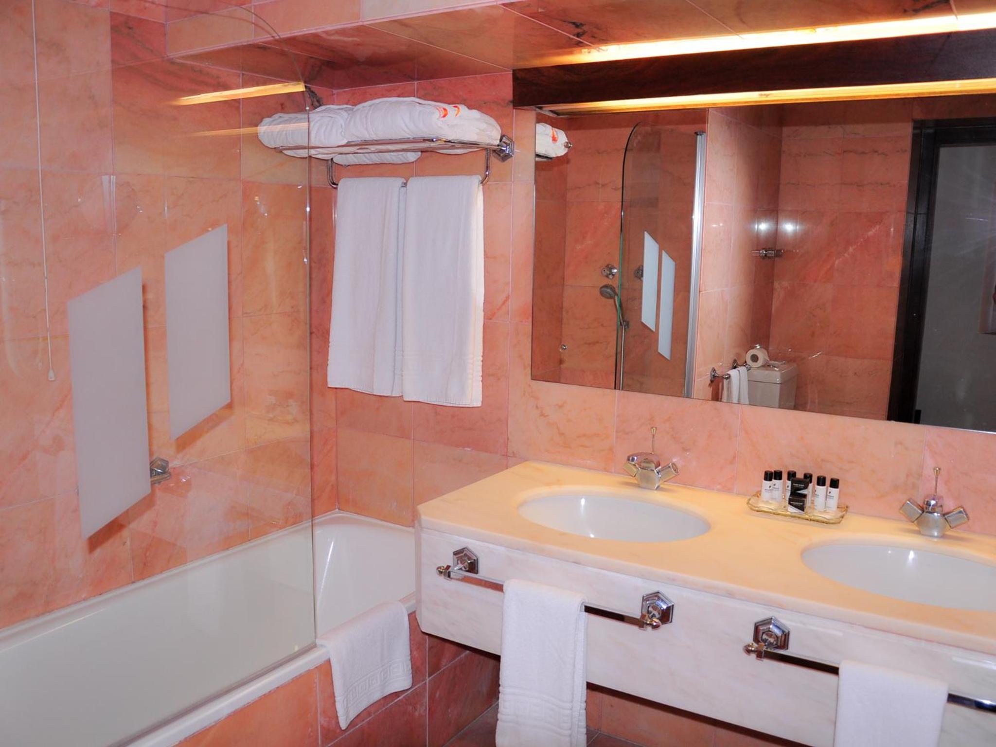 Standard Twin Room - Photo 4