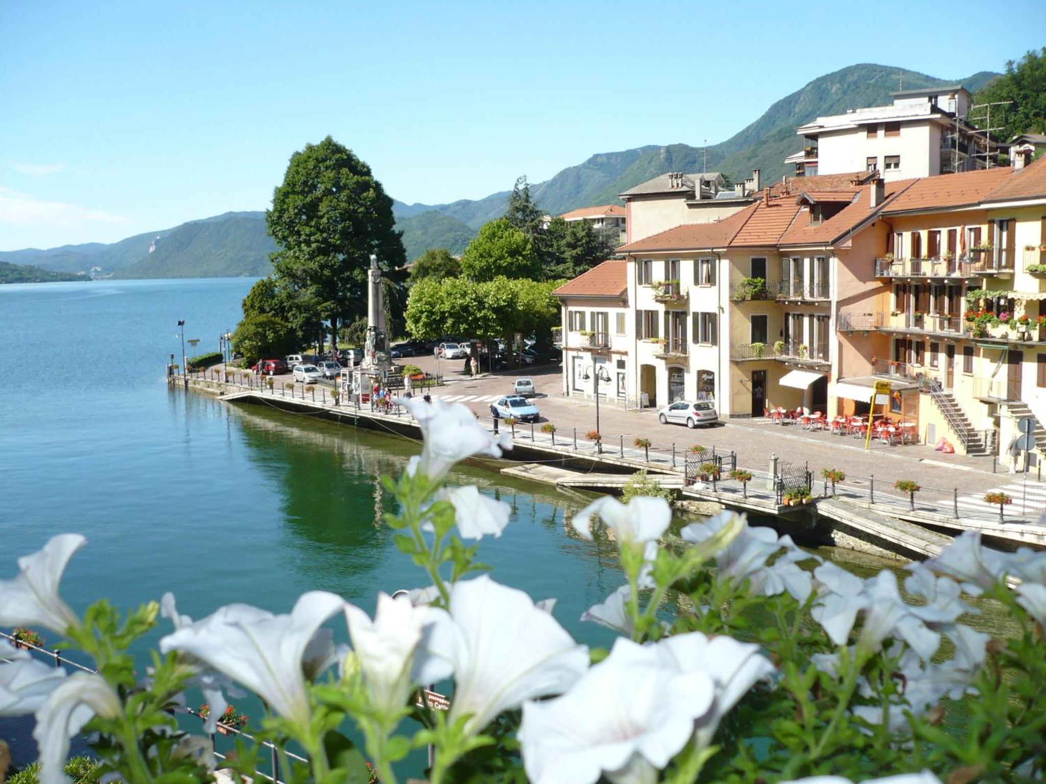 Double or Twin Room with Lake View - Photo 4