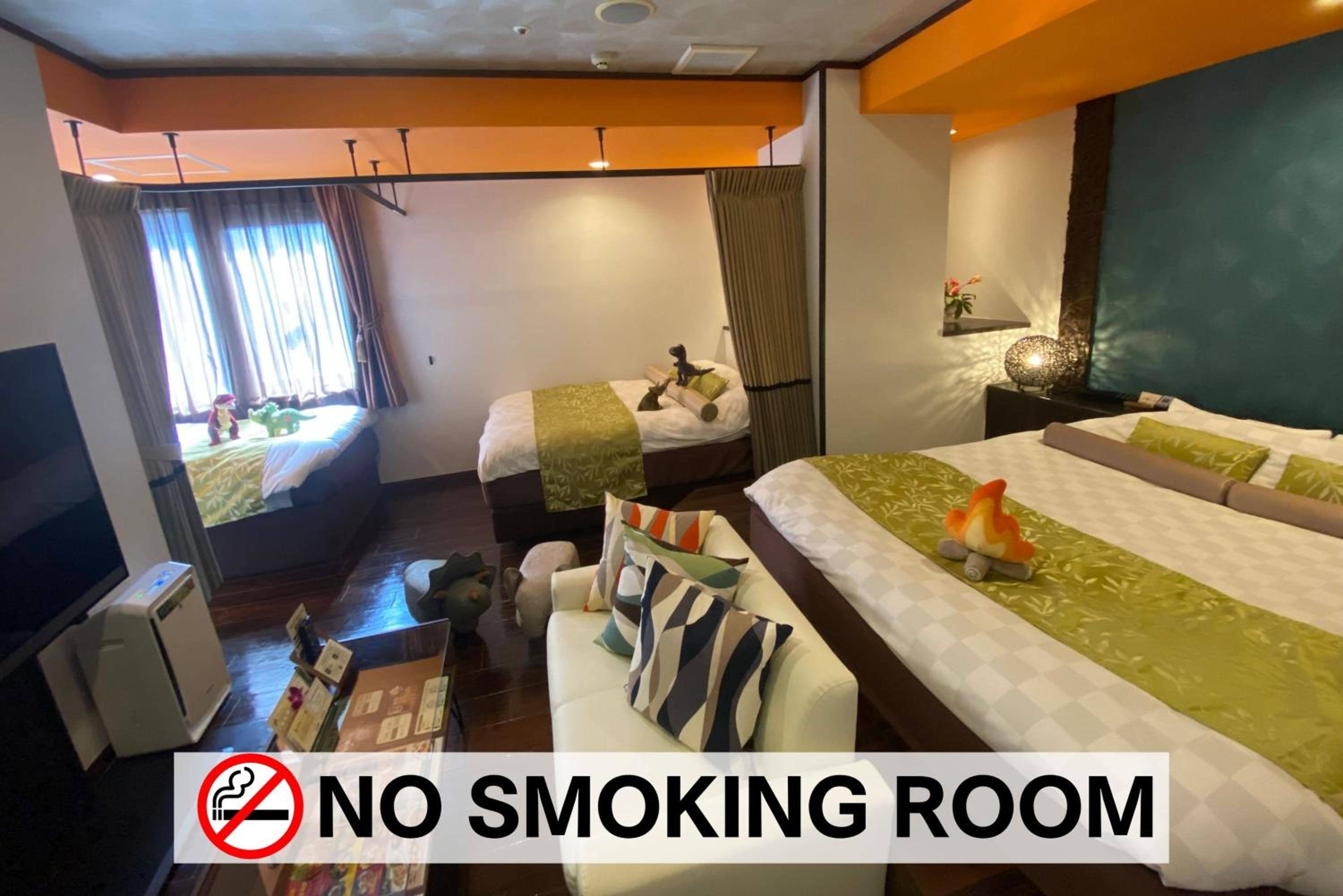 Family Room with a Curtain Divider - Two Double Beds + One Single Bed - Non-Smoking - Photo 8