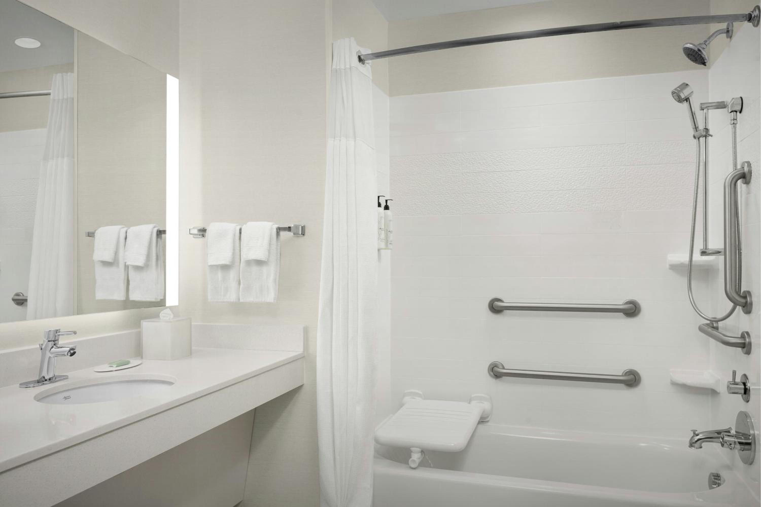 Queen Room with Two Queen Beds and Bathtub - Mobility Access/Hearing Accessible photo 2