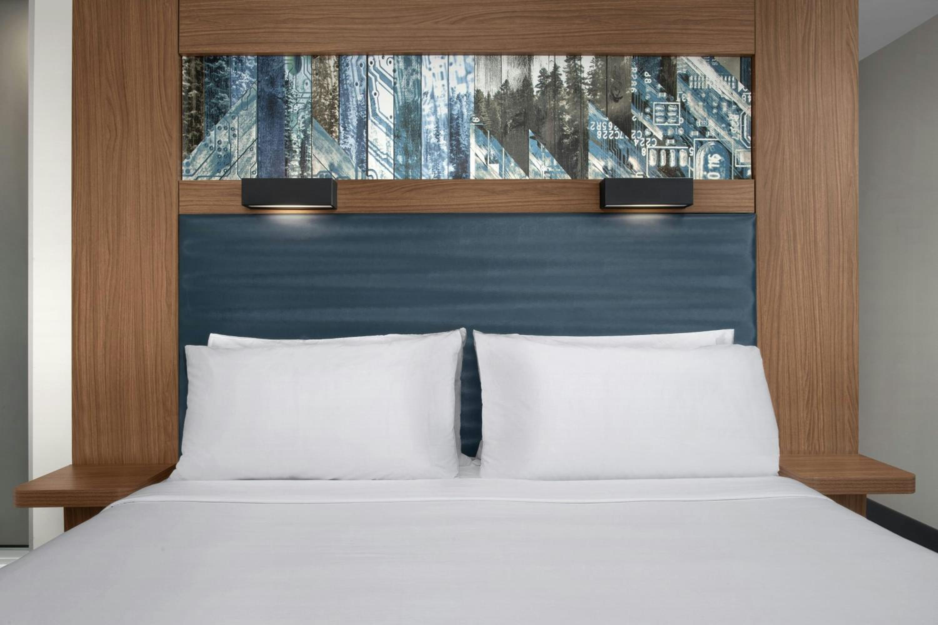 King Room with Roll-in Shower - Mobility Accessible