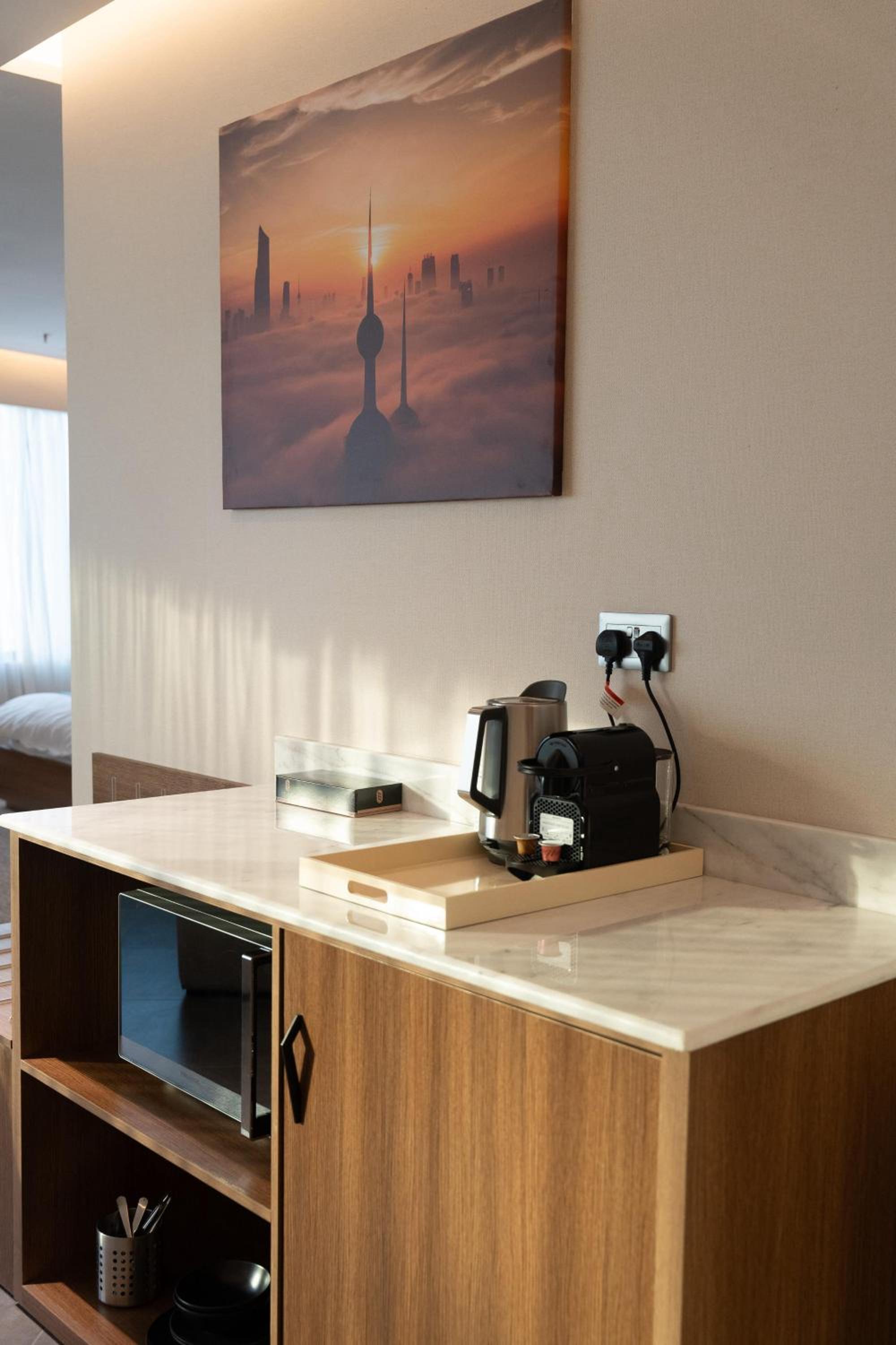 Deluxe King Suite photo 3