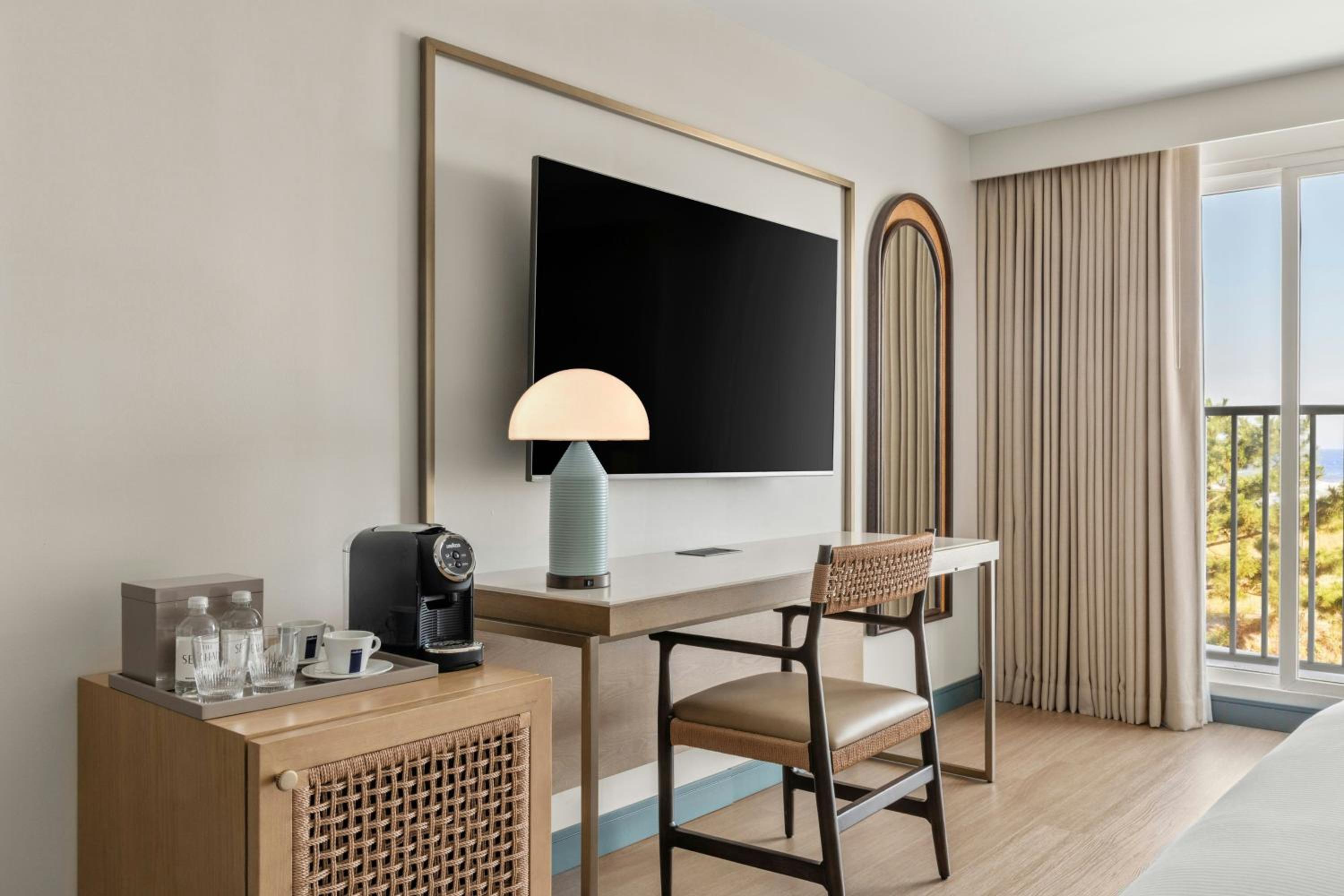 King Room with Balcony - Oceanfront photo 3