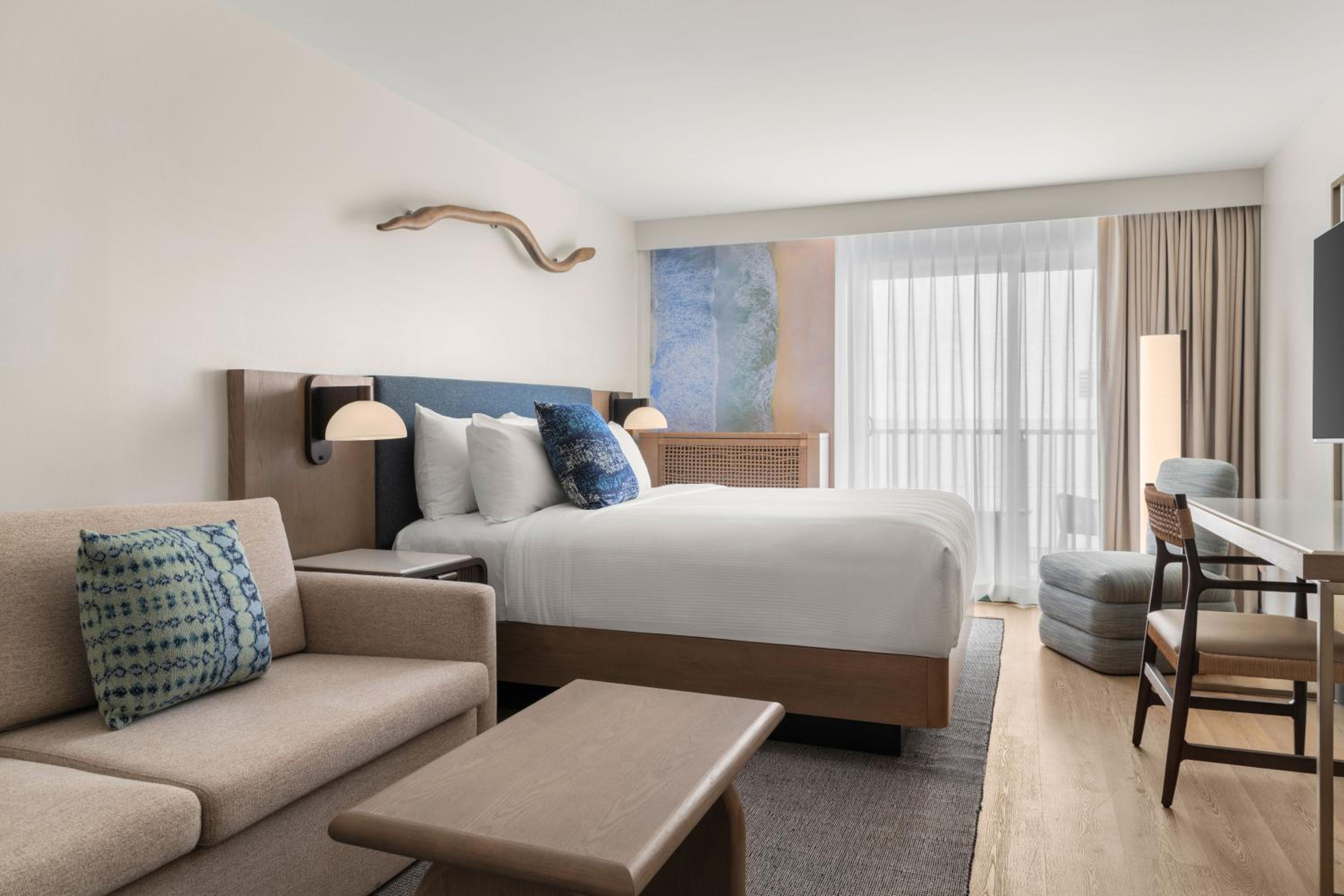King Room with Sofa Bed, Oceanfront View and Roll-in Shower - Mobility Accessible photo 3
