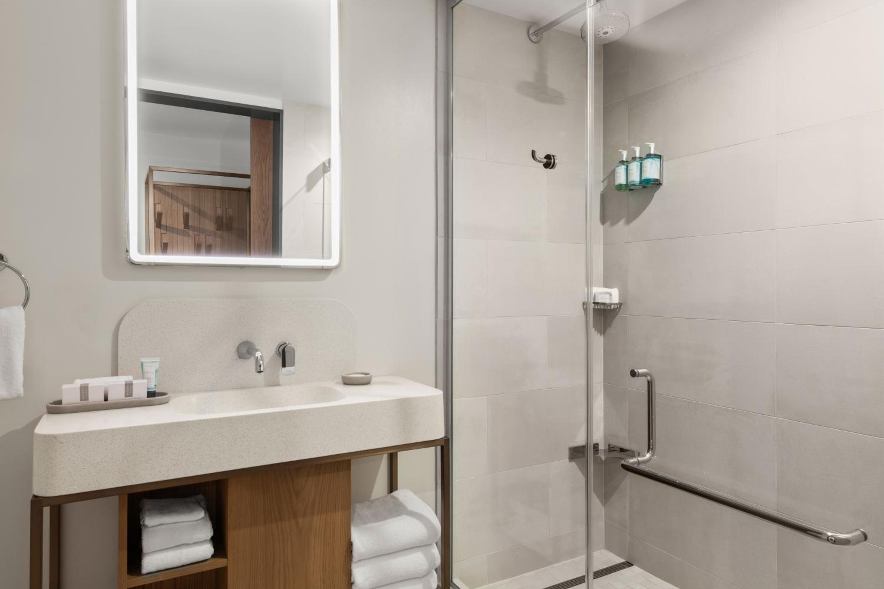 King Room with Ocean View, Balcony and Hearing Accessible photo 1