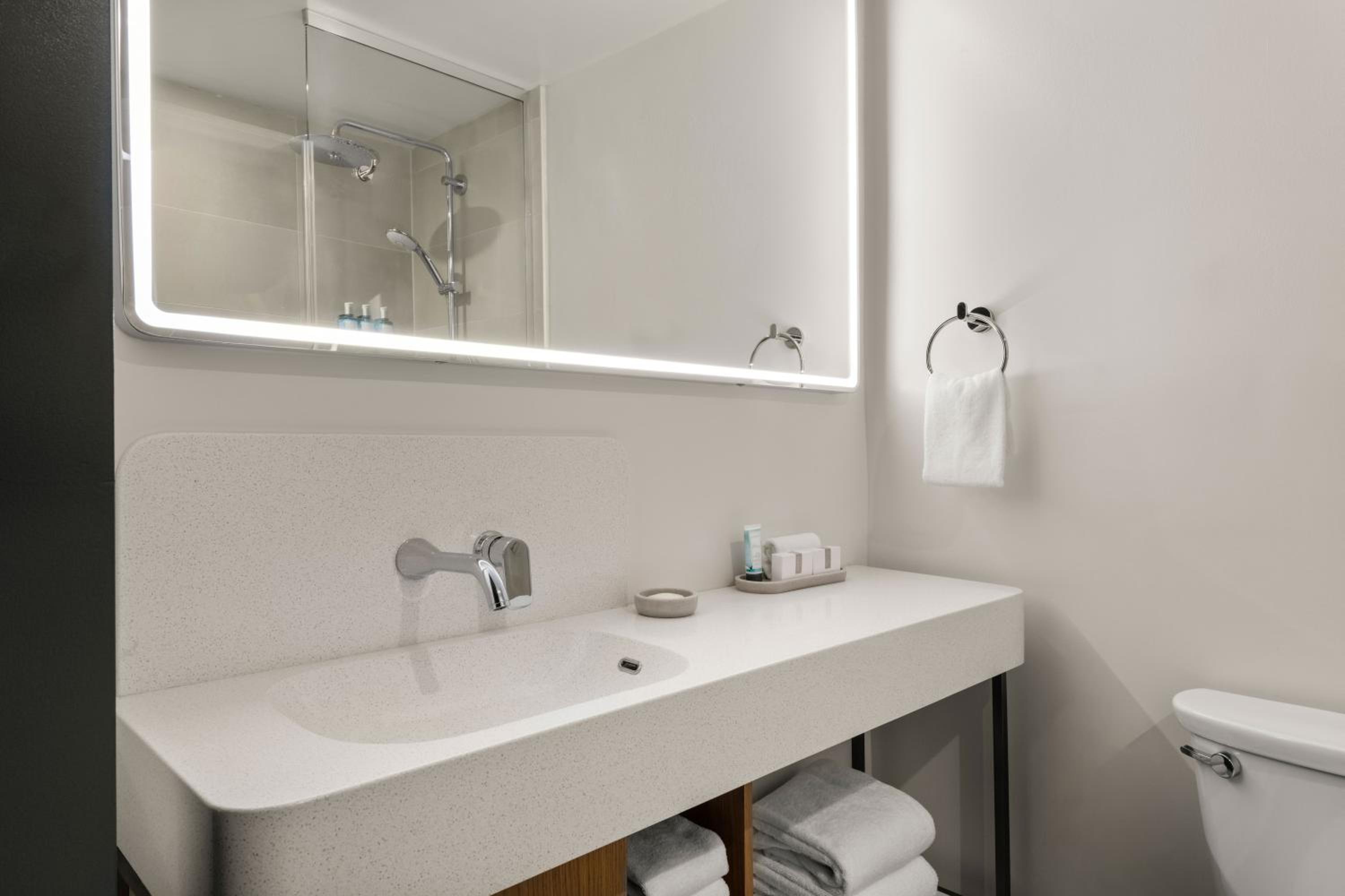 King Room with Ocean View, Balcony  and Roll-in Shower - Mobility Accessible photo 1