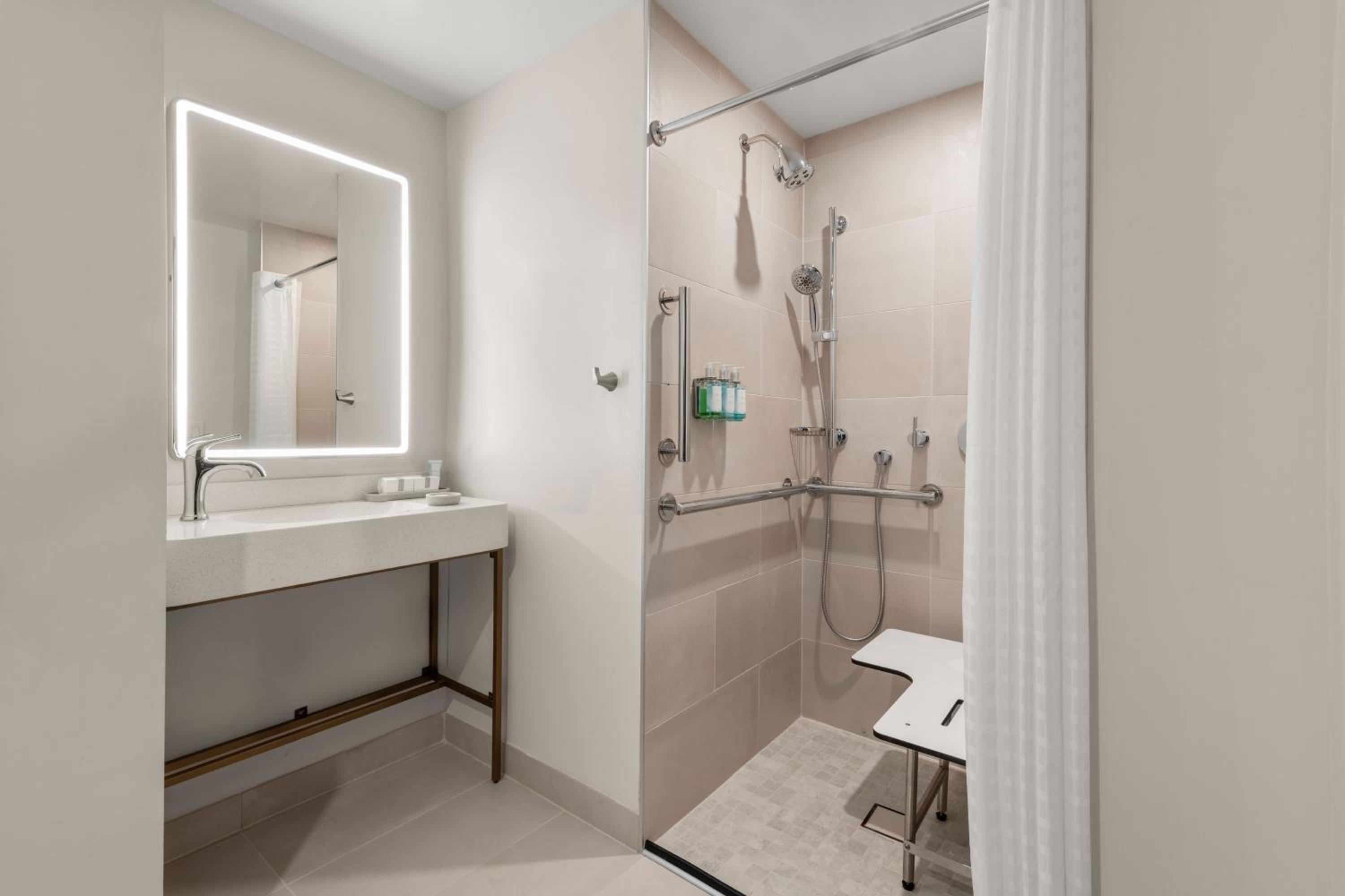 King Room with Ocean View, Balcony  and Roll-in Shower - Mobility Accessible photo 2
